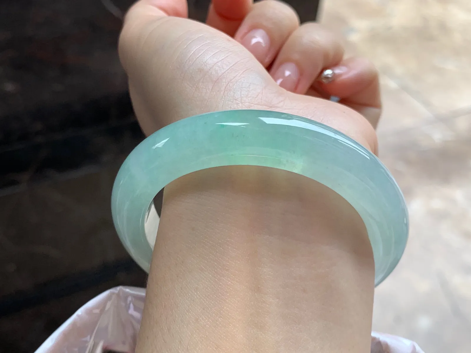 冰晴绿手镯
尺寸：55.6-12-9.5mm
种水好 条形厚实 甜甜的底色
