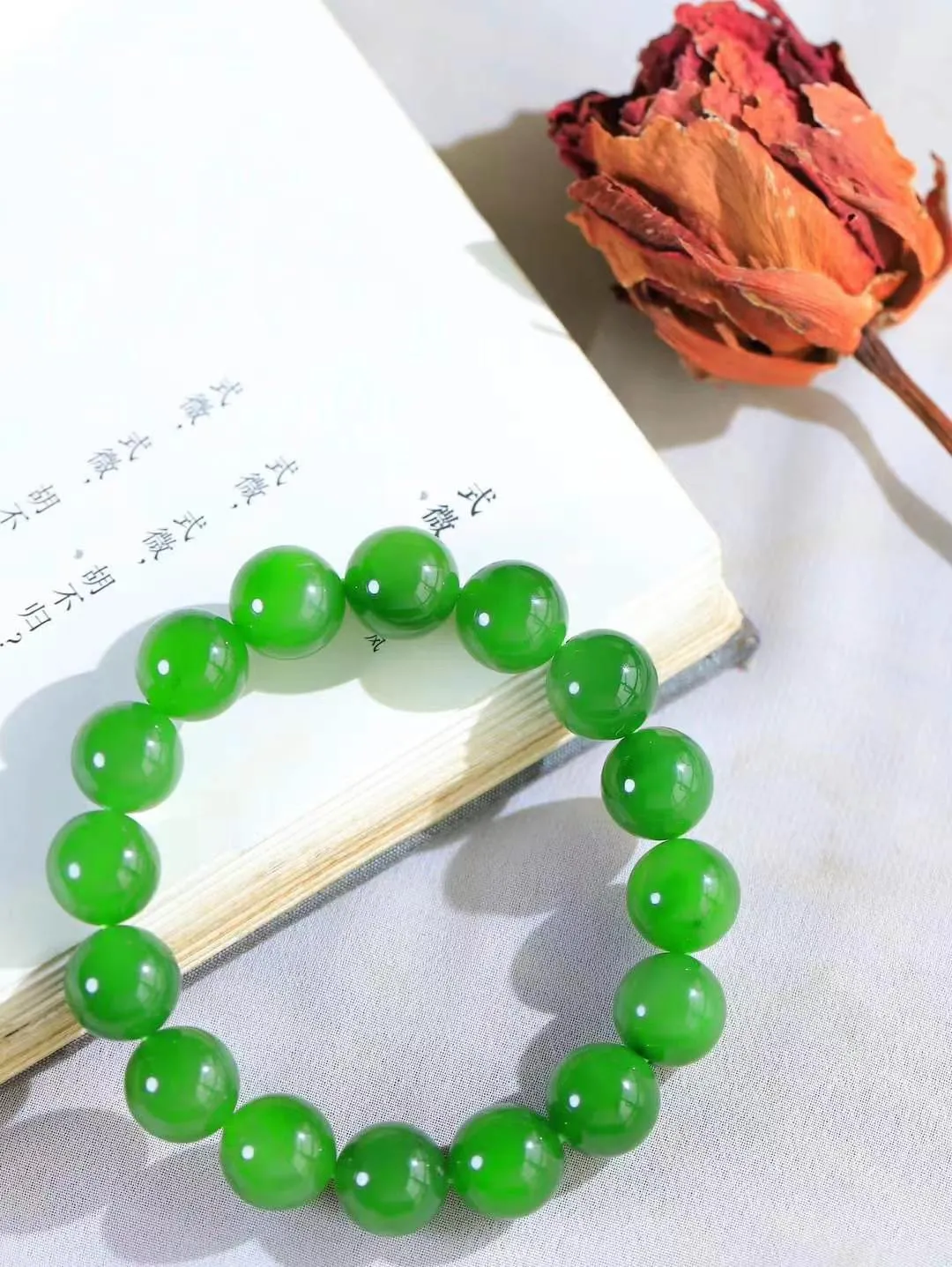 【福运绵延.手串】

精品 和田玉碧玉圆珠手串，承载着千年玉文化的深厚底蕴，寓意吉祥如意、福运绵长。每一颗珠子都经过精心打磨，圆润光滑，为您带来宁静与祥和。重53.8克 尺寸取一12.7mm  fDT-7960200