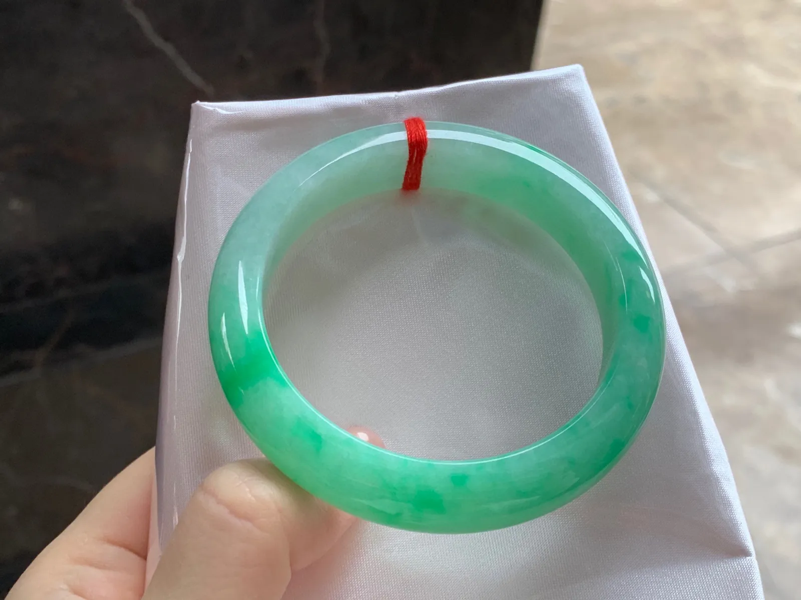 带色手镯
尺寸：55.3-12.7-8.5mm
底子细腻干净～绿色浓郁大力推荐的一支哦 上手好看