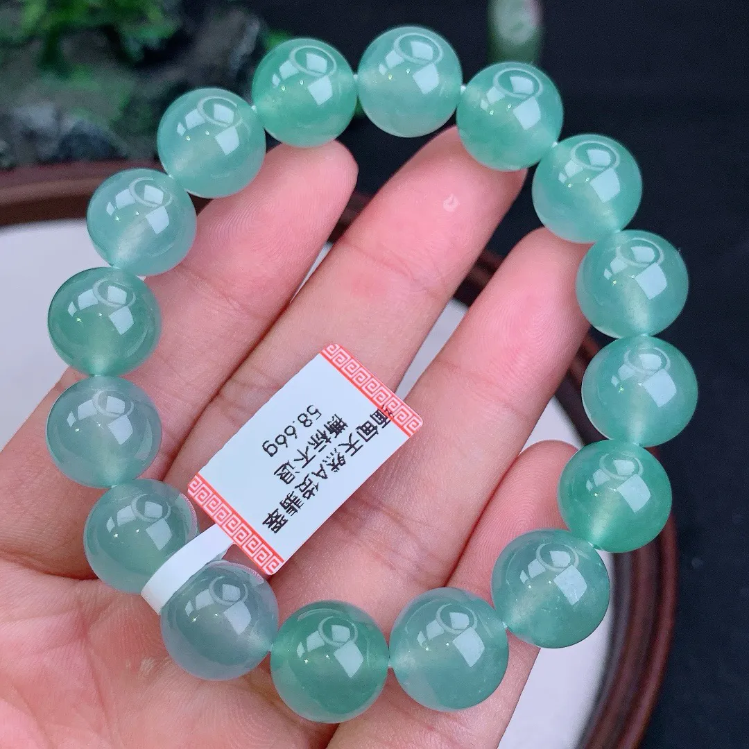 天然A货翡翠冰满色圆珠手串
尺寸12.8mm   重58.66g