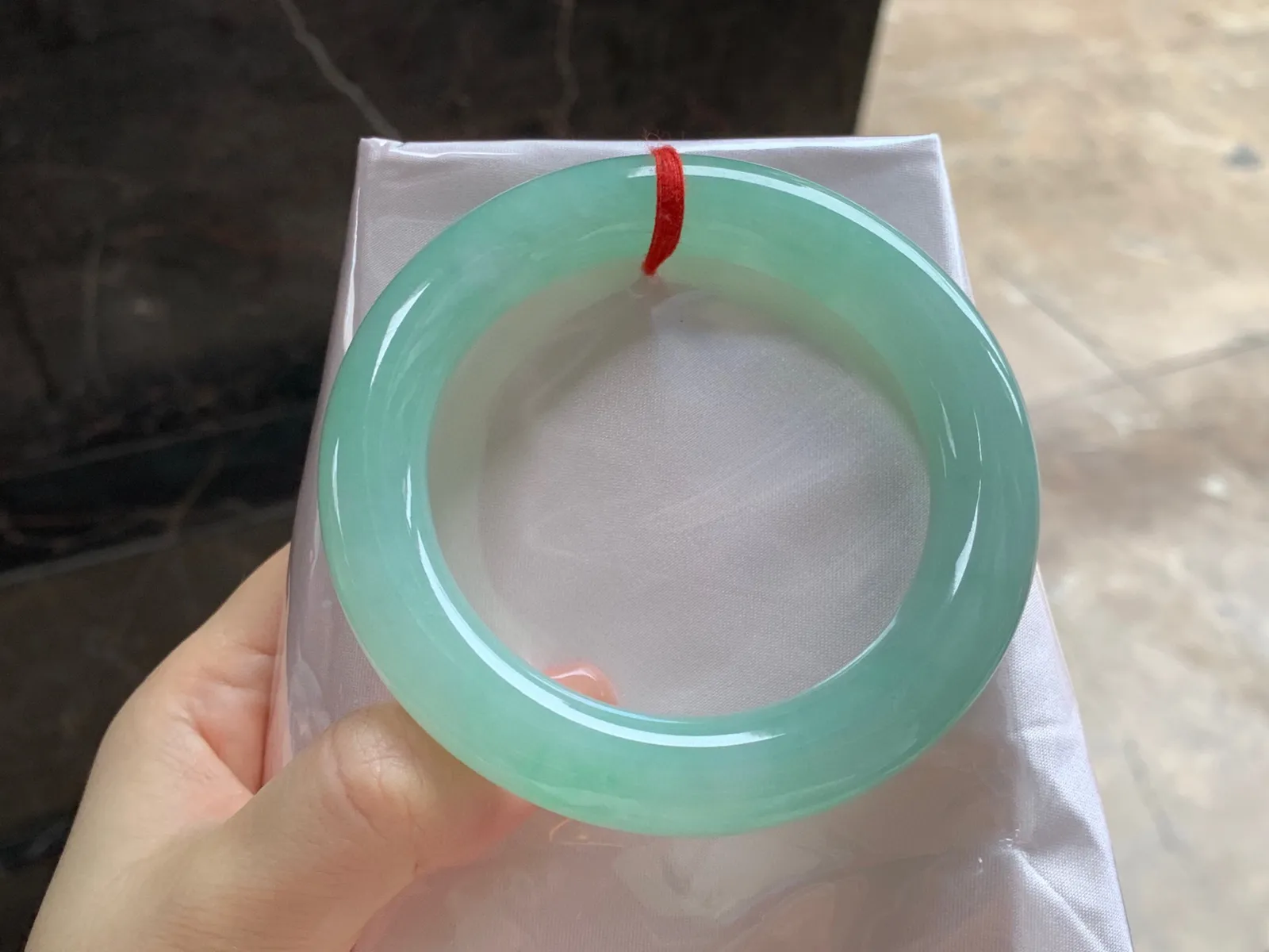 晴绿圆条手镯
尺寸：57.6-12.2-12.1mm
底子细腻干净～底色均匀