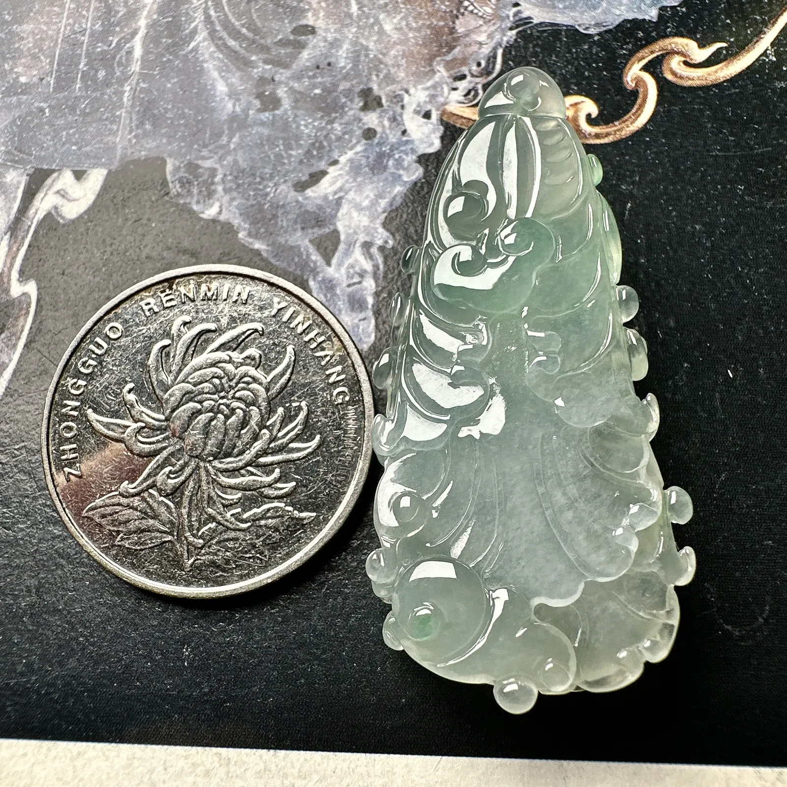 【冰种飘绿白菜】冰感强烈，质地细润通透，起胶。雕琢得很有立体感，品质上佳