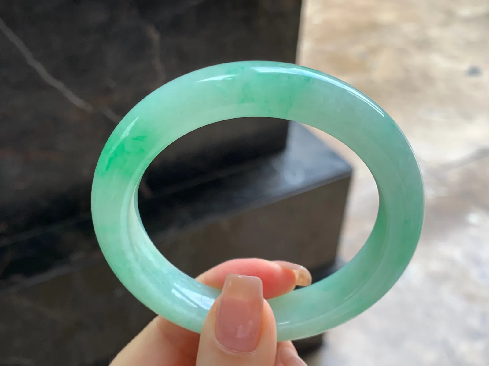 带色手镯
尺寸：56.6-12.2-10mm
肉质细腻干净～性价比高 上手漂亮