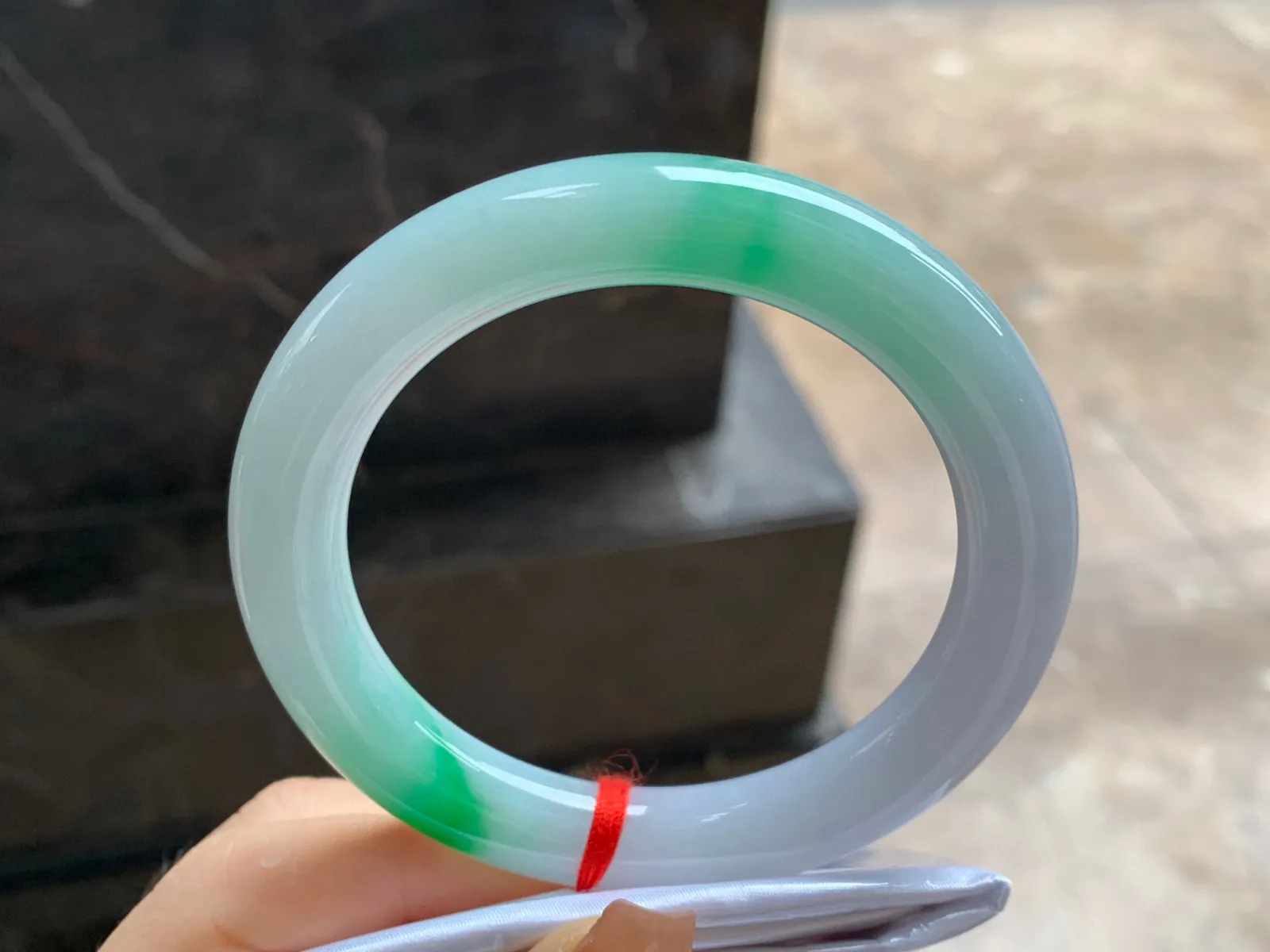 阳绿色圆条手镯
尺寸：55-10mm
底子细腻干净～绿色点缀