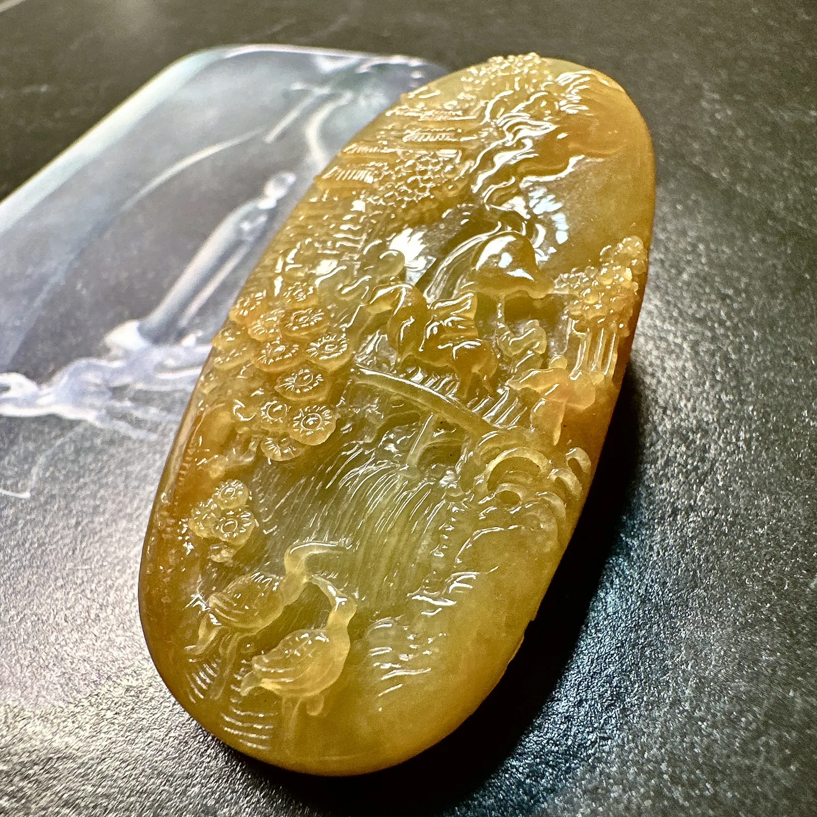 【冰糯种黄翡山水牌】特色件，质地细腻，水润感好，雕琢非常精细，背面雕刻盘龙