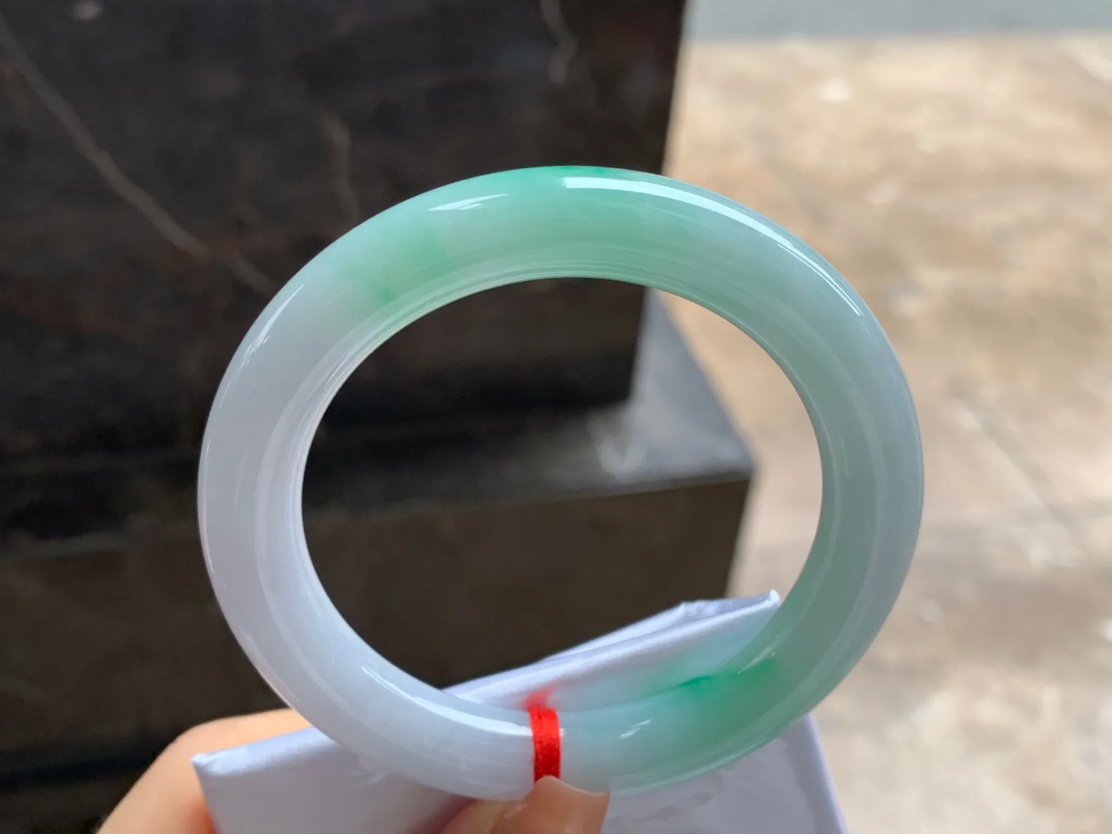 阳绿色圆条手镯
尺寸：55-10mm
底子细腻干净～绿色点缀