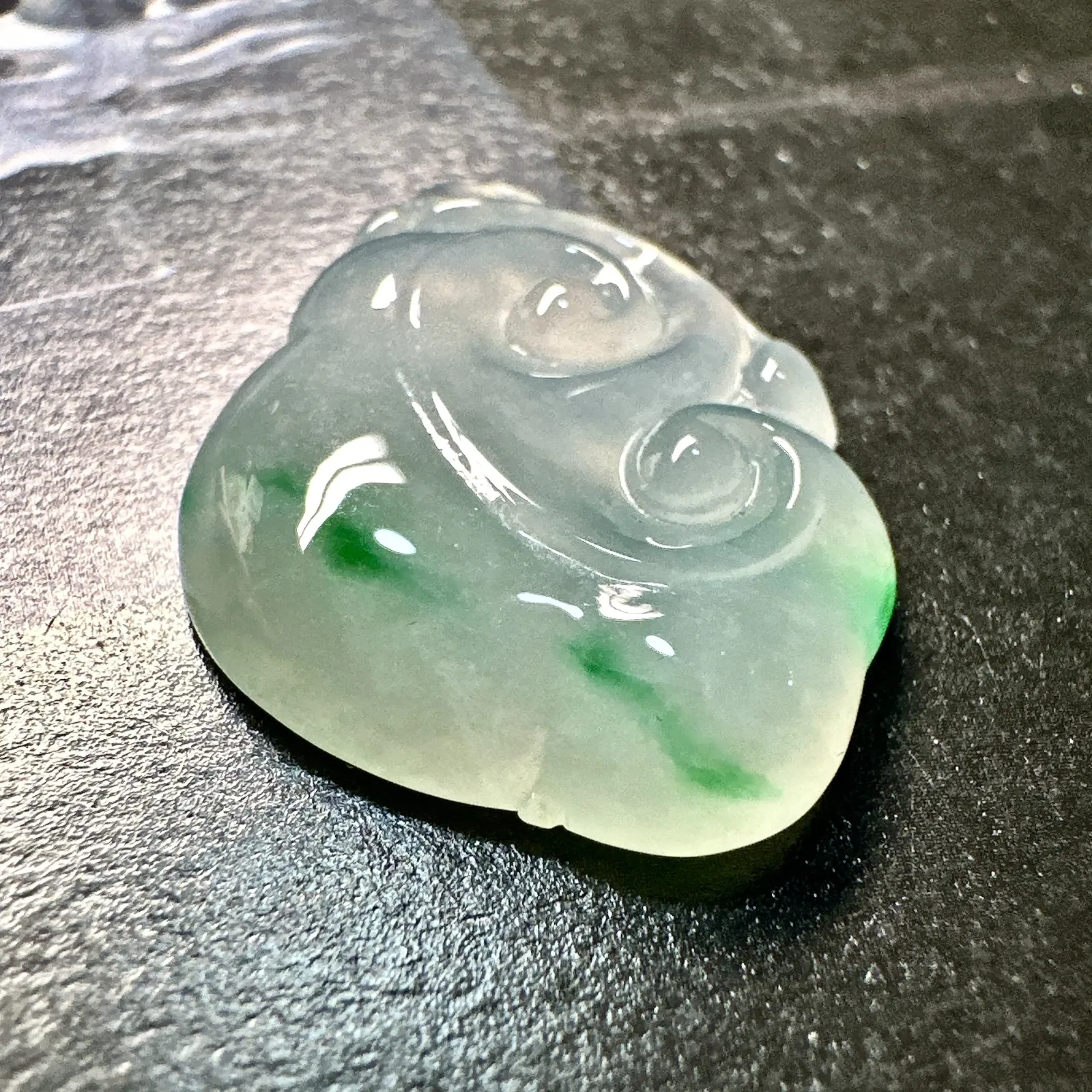 【冰种飘绿如意】质地细腻，冰度很足，饱满度很好