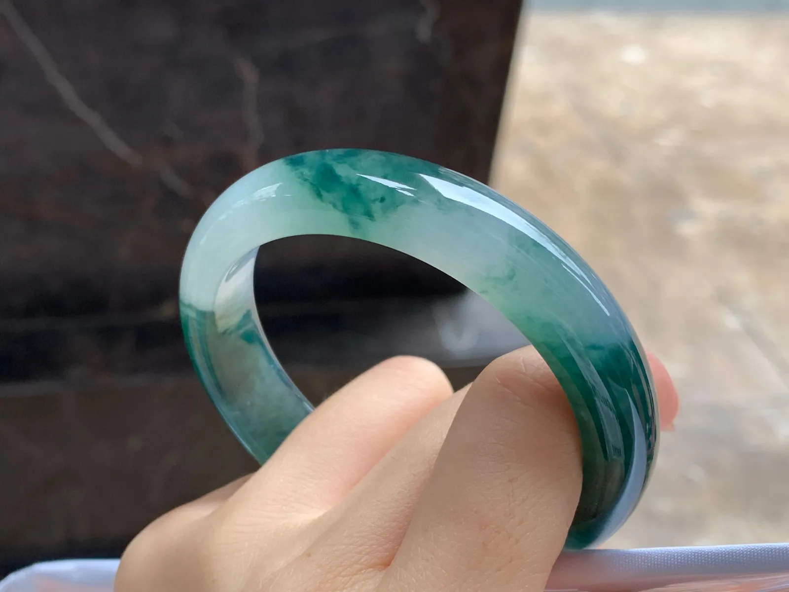 飘花手镯
尺寸：56.2-12.9-8mm
底子细腻干净～飘花浓郁