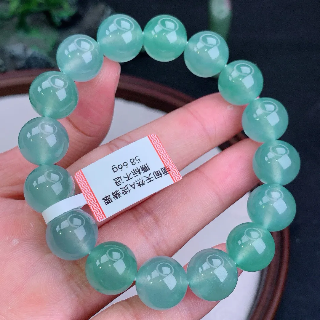 天然A货翡翠冰满色圆珠手串
尺寸12.8mm   重58.66g