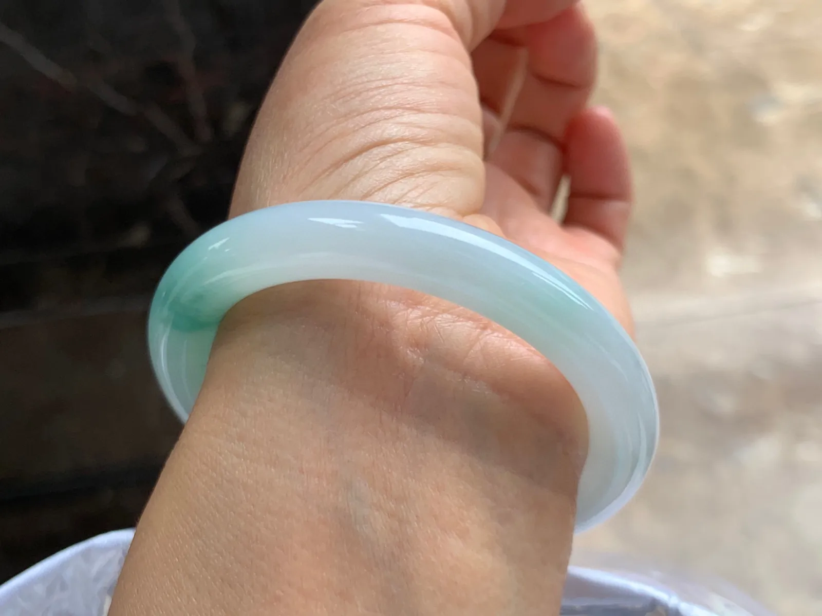 51.5-9mm
冰种飘花圆条手镯 水润清爽 小手可戴