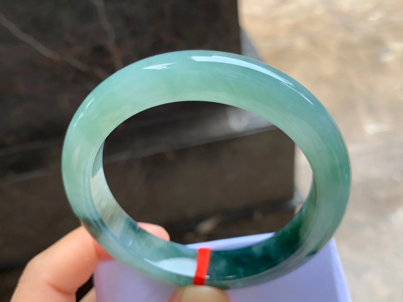 56.5-12.5-9mm
飘花手镯 底子细腻 花色浓郁