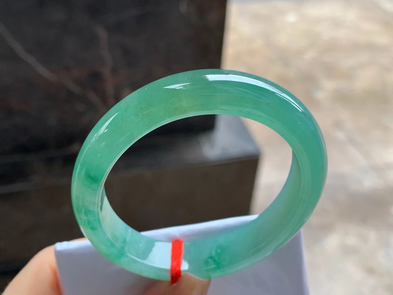 晴绿贵妃镯
尺寸：53.8-11.8-7.6mm
水润十足～有特的一支 正圈50 51可以戴推荐