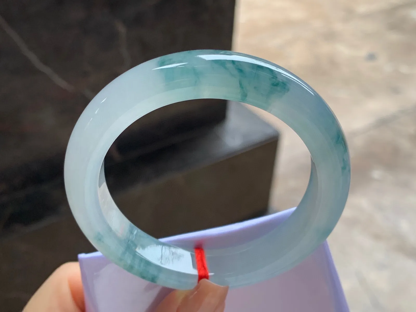冰种飘花手镯
尺寸：56.2-12.1-9.3mm
冰味十足～飘花浓郁