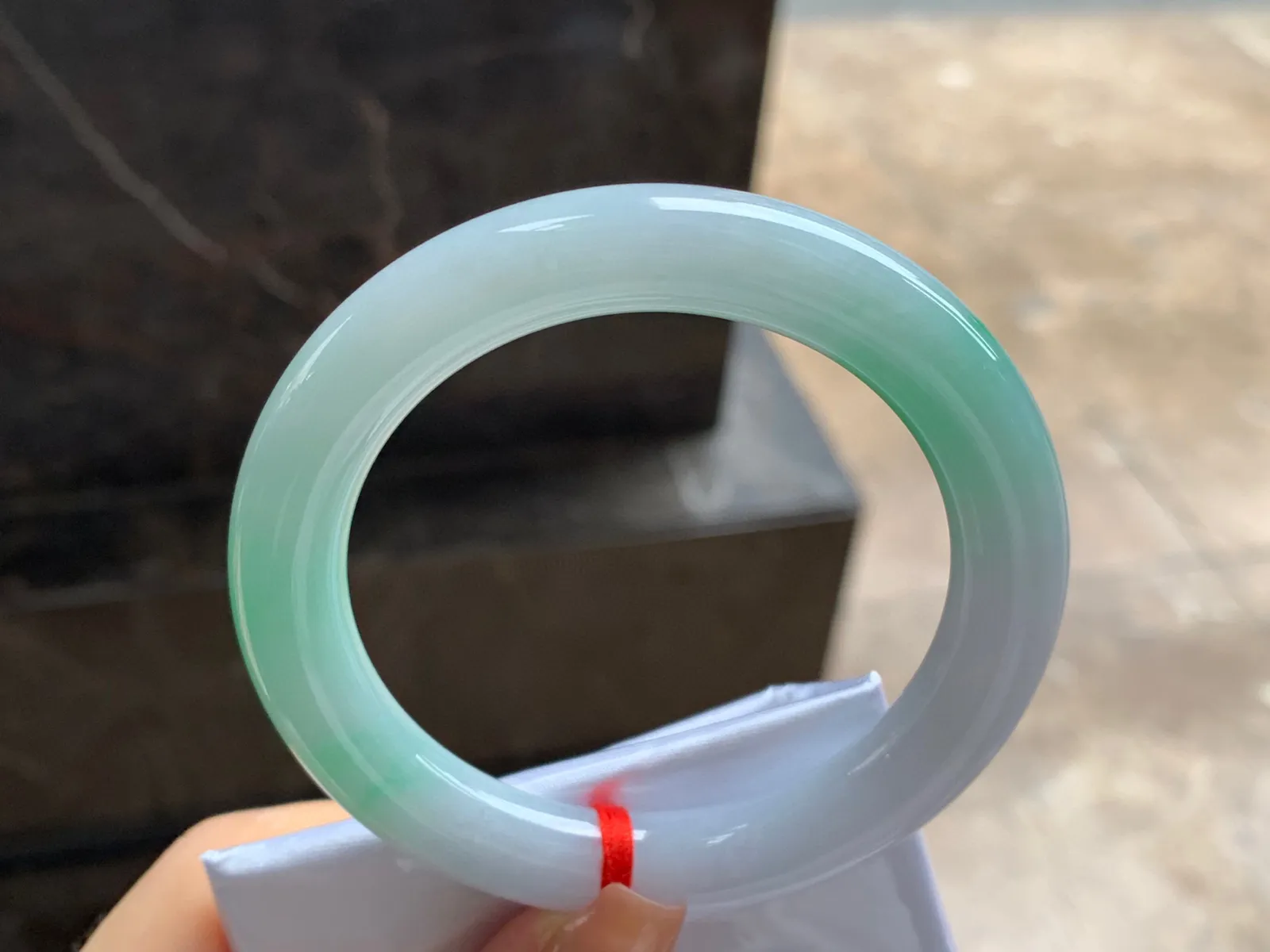 阳绿色圆条手镯
尺寸：55-10mm
底子细腻干净～绿色点缀