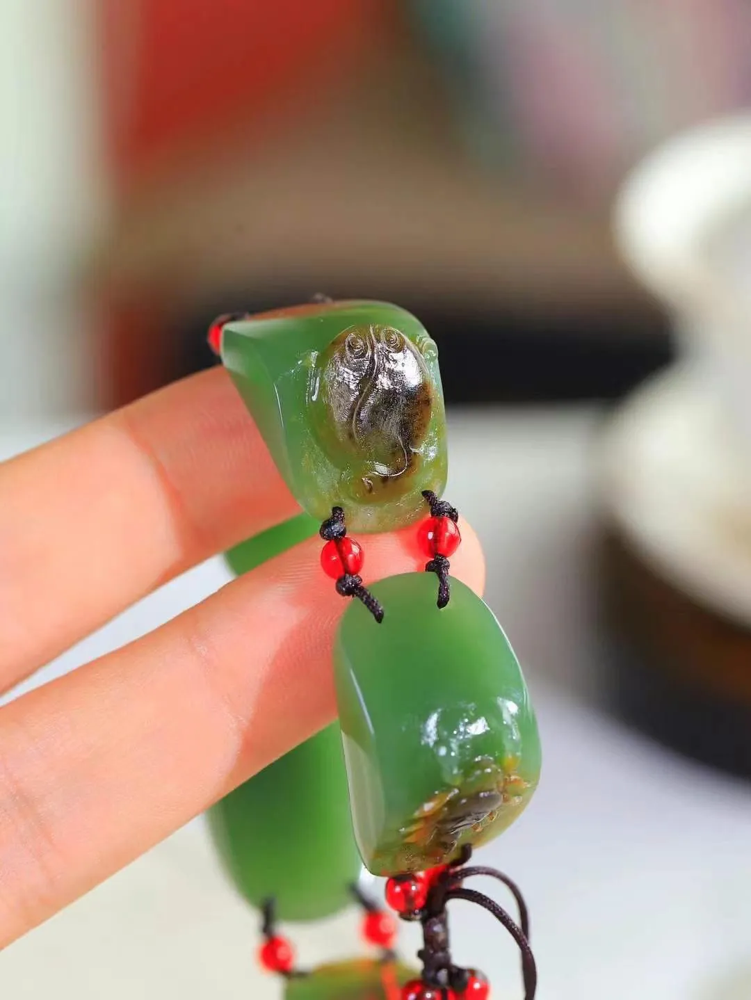 （五毒手串）

精品和田玉碧玉带皮五毒手串 ，玉质温润细腻，油性十足， 精工打造，伏五毒是消灾之物，一般指，蜈蚣，蜘蛛，蝎子，蟾蜍和蛇，与邪相克，以毒攻毒，百毒不侵，寓意消灾免灾，永保平安。
重47.3克   尺寸取一30-14.5-13.2mm  FDL-9760243