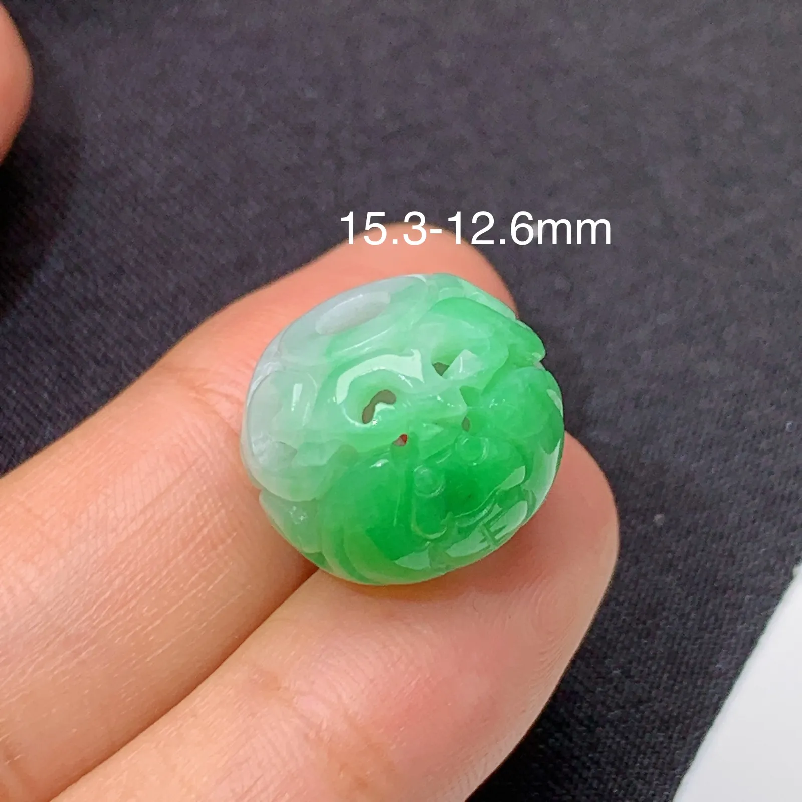 飘绿雕花路路通，镶嵌佳品，冰润色阳，种水足 尺寸15.3*12.6