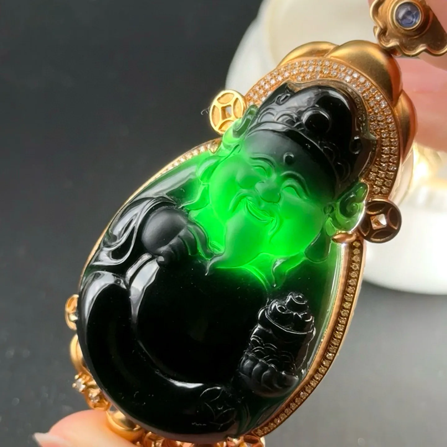 墨翠财神 种好色正 黑度极好 打灯通透 油性十足   尺寸68.8