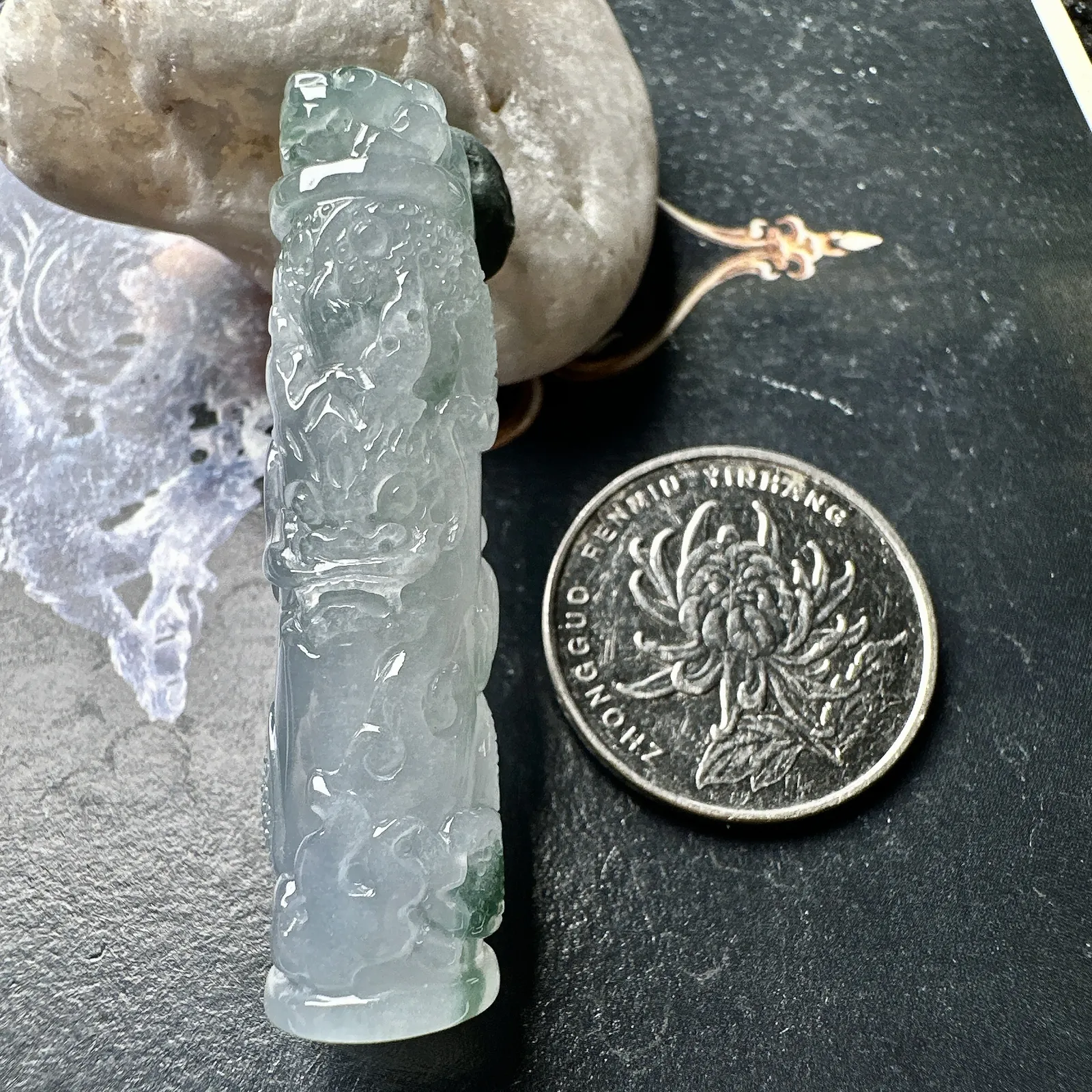 【冰糯飘花龙柱】很少见的题材，巧雕龙头，颇有特色。细节雕刻到位，推荐入手