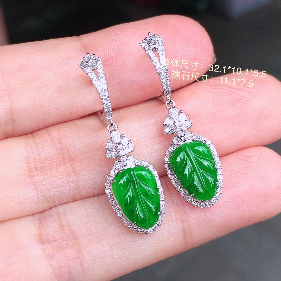 阳绿玉叶耳坠，色泽均匀艳丽，玉质细腻，荧光感超
强，饱满水润，气质满满。18k
金豪华镶嵌