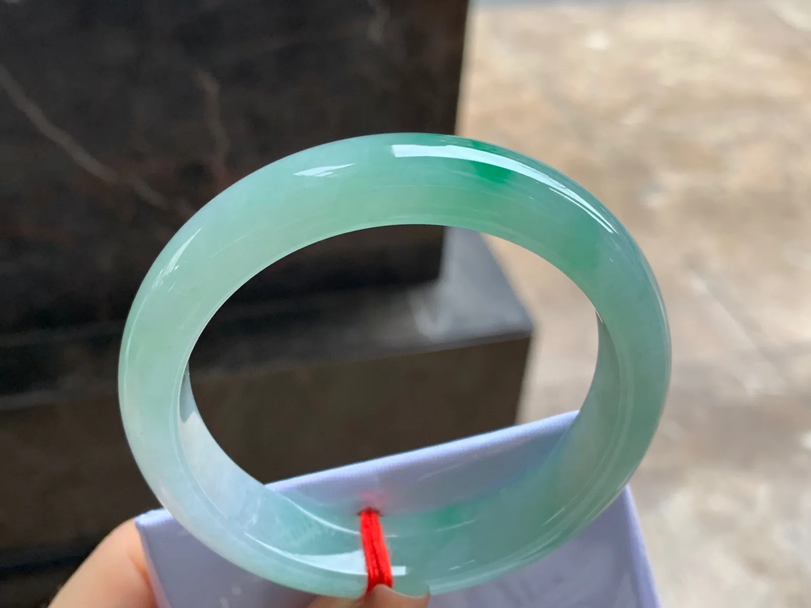 带色手镯
尺寸：56.8-13.5-8.8mm
有种有色～绿色点缀上手好看