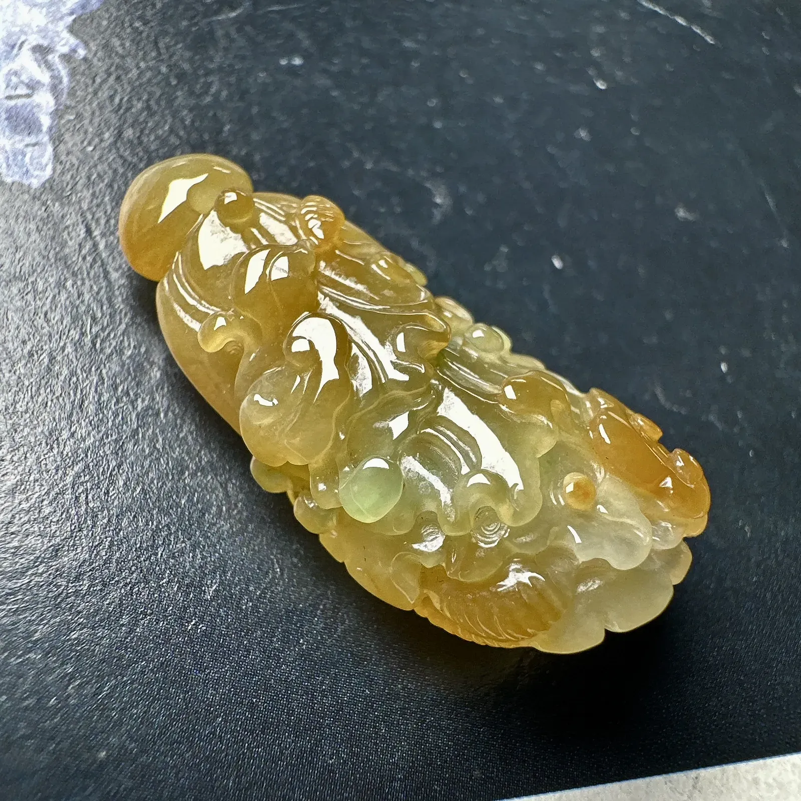 【冰糯种黄加绿白菜吊坠】品相很不错，质地细腻，佩戴上手都不错，小精品。