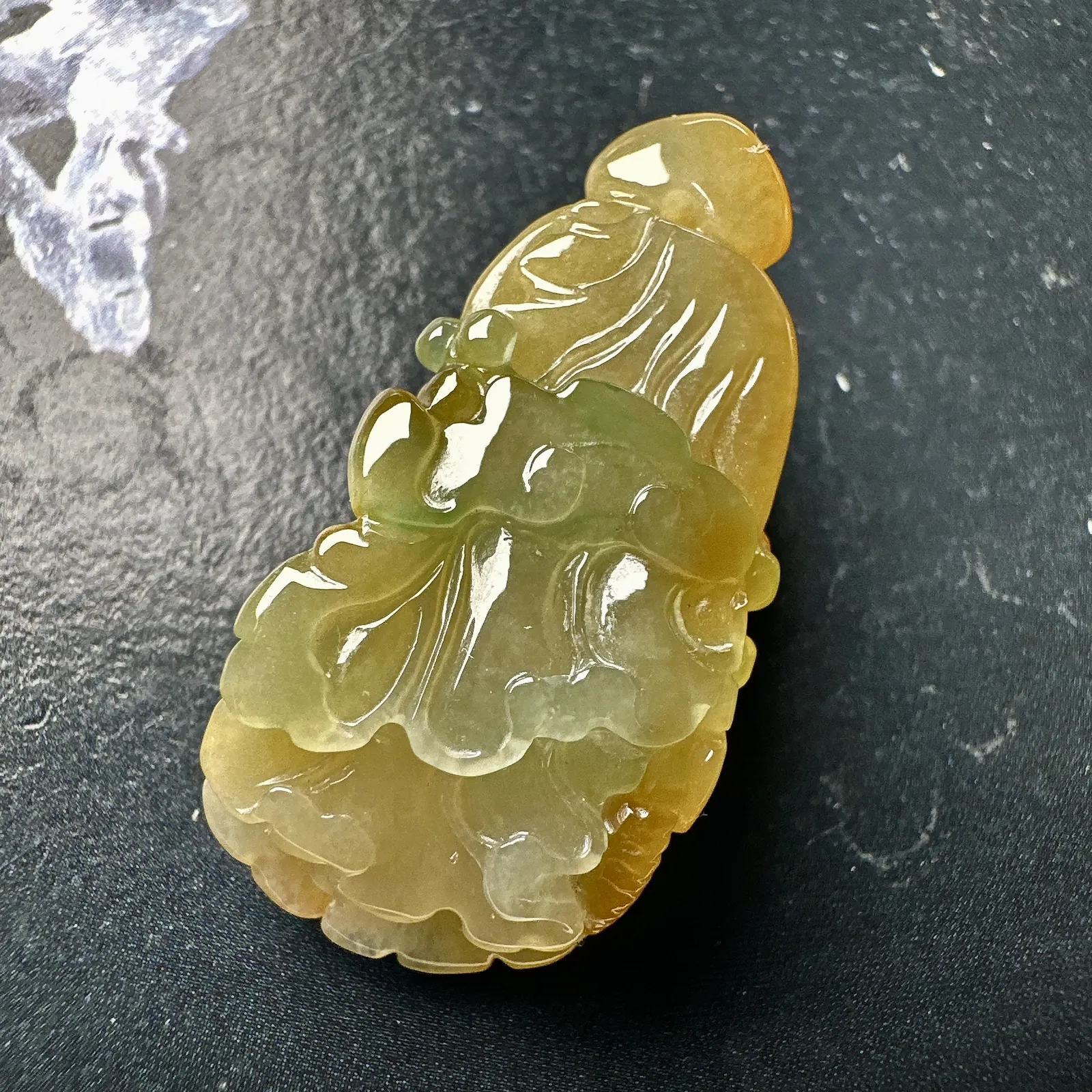 【冰糯种黄加绿白菜吊坠】品相很不错，质地细腻，佩戴上手都不错，小精品。