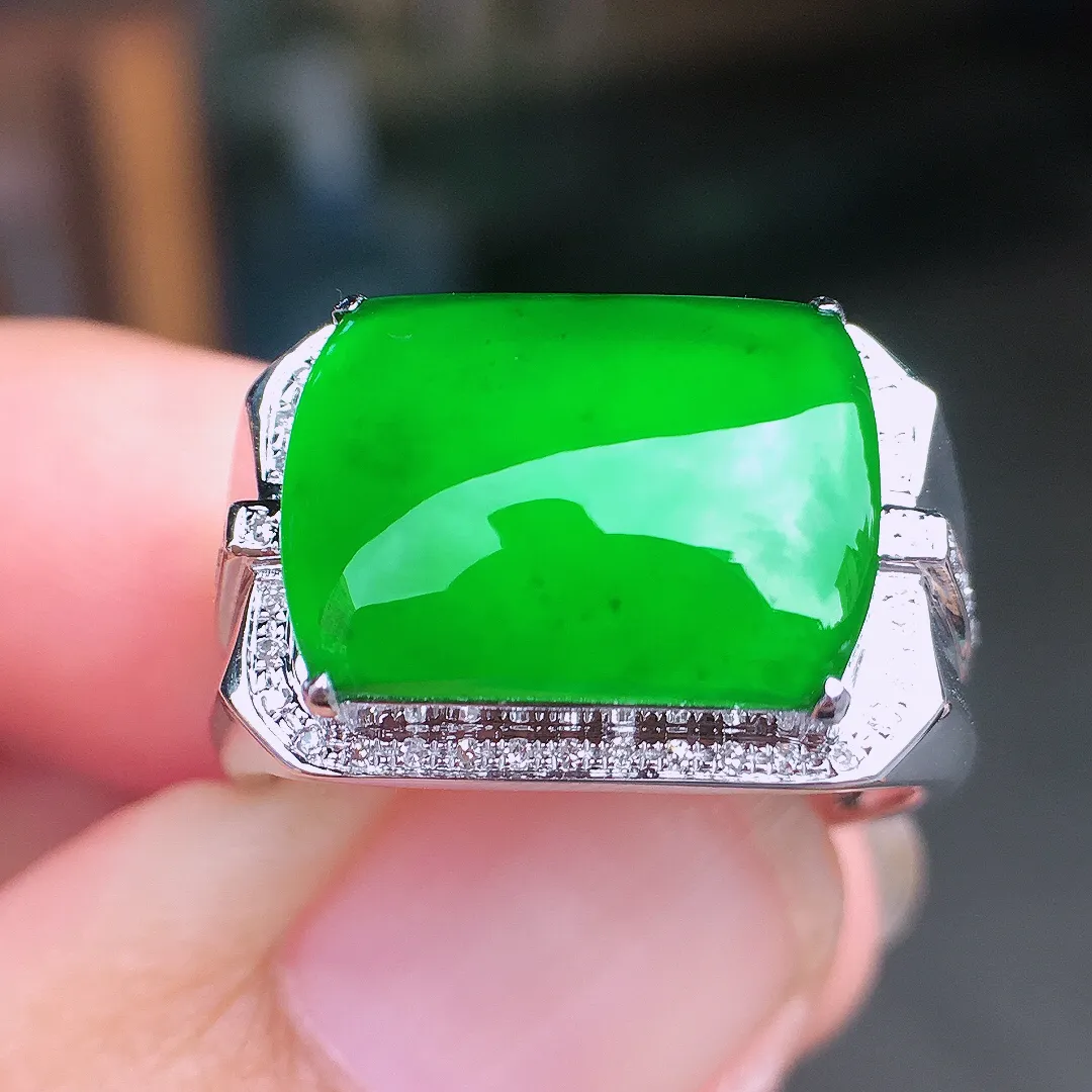 阳绿马鞍戒指，色泽均匀艳丽，玉质细腻，荧光感超
强，饱满水润，气质满满。18k
金豪华镶嵌