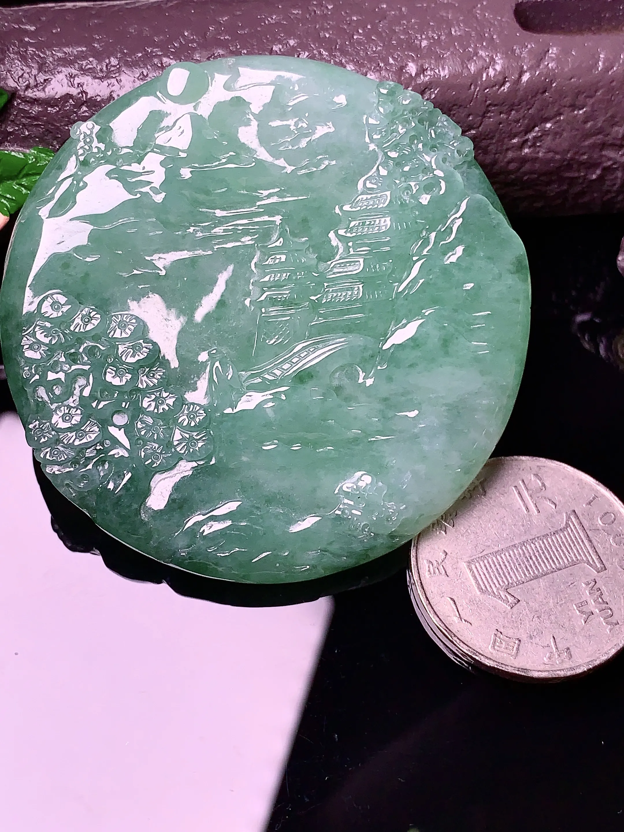 飘绿山水牌吊坠 玉质细腻 色泽艳丽 整体尺寸55*5.6