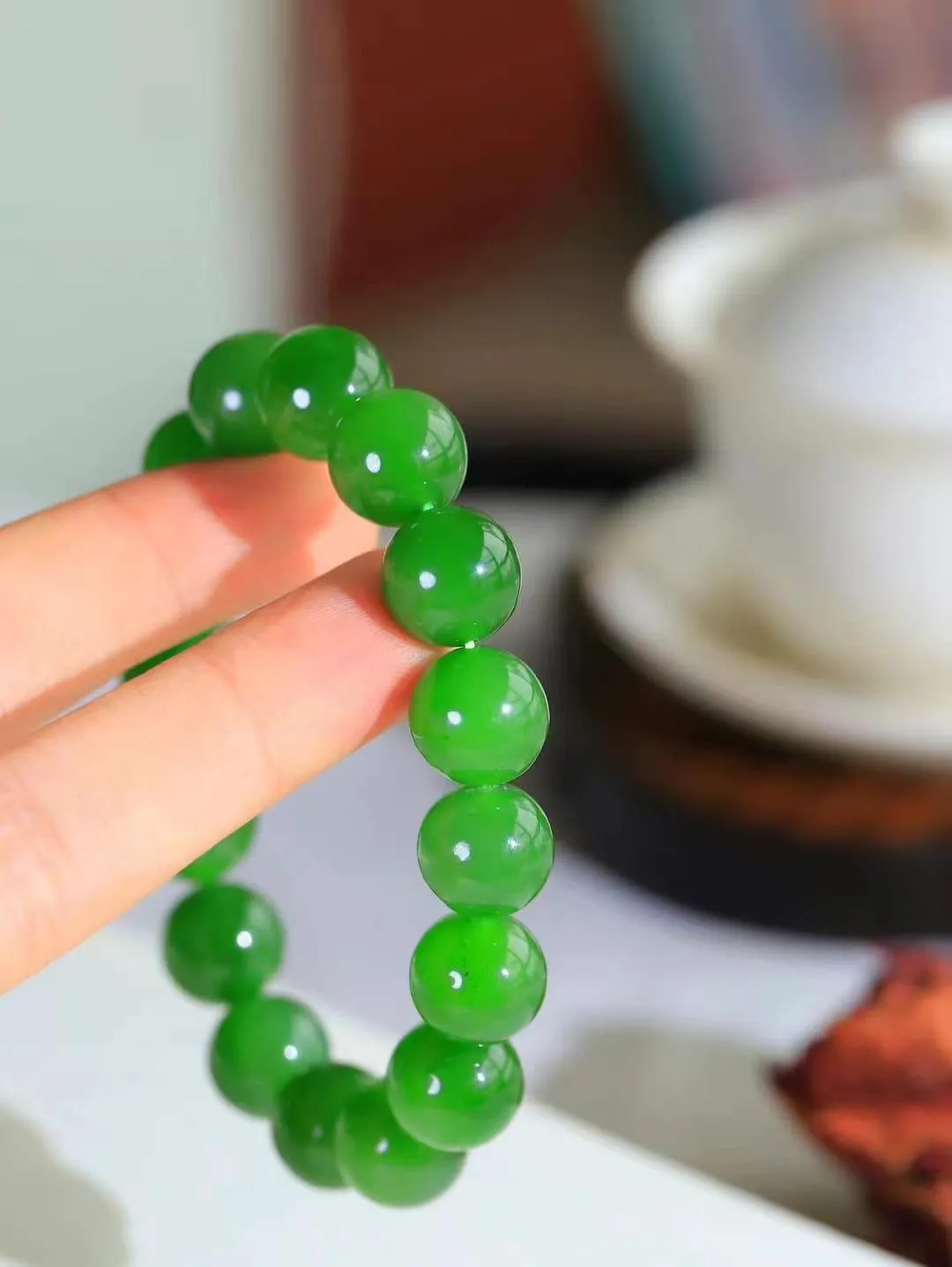 【福运绵延.手串】

精品 和田玉碧玉圆珠手串，承载着千年玉文化的深厚底蕴，寓意吉祥如意、福运绵长。每一颗珠子都经过精心打磨，圆润光滑，为您带来宁静与祥和。重53.8克 尺寸取一12.7mm  fDT-7960200