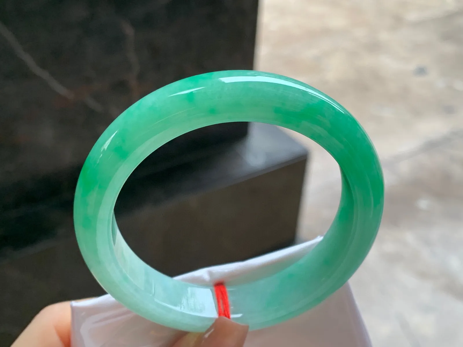 带色手镯
尺寸：55.3-12.7-8.5mm
底子细腻干净～绿色浓郁大力推荐的一支哦 上手好看
