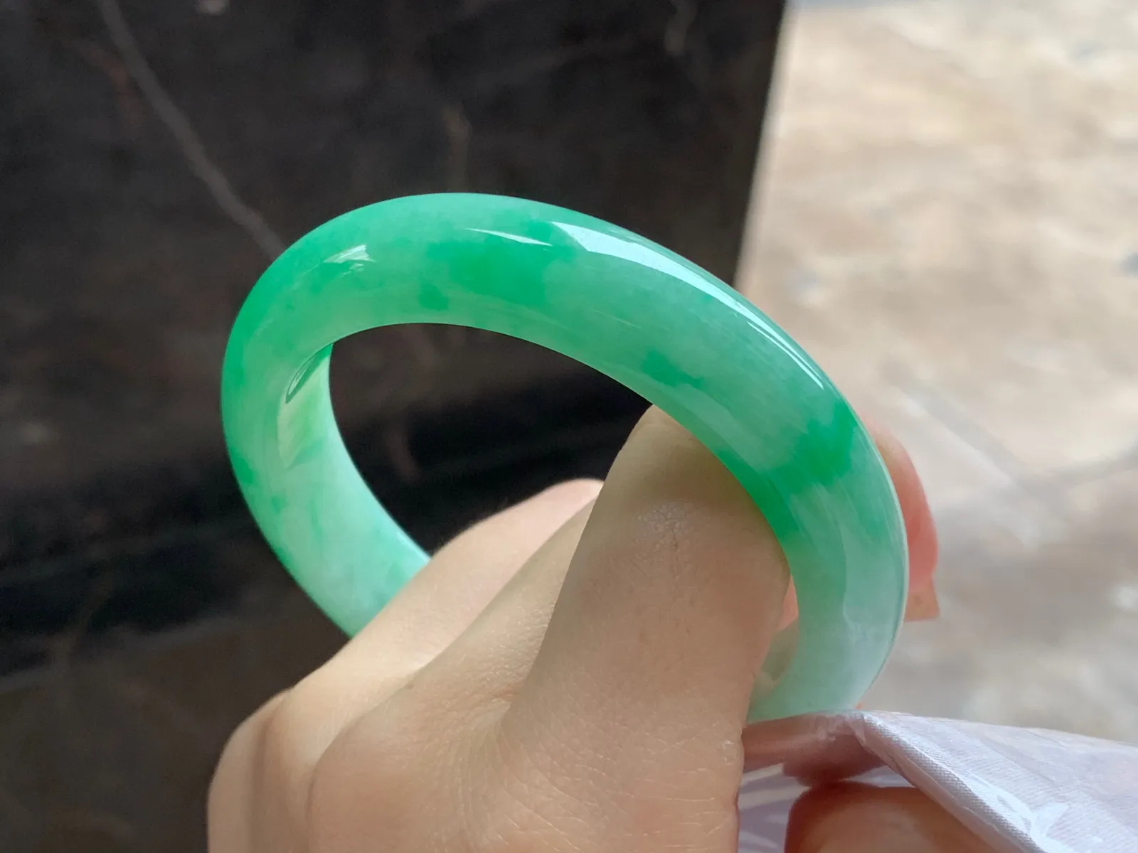 带色手镯
尺寸：55.3-12.7-8.5mm
底子细腻干净～绿色浓郁大力推荐的一支哦 上手好看