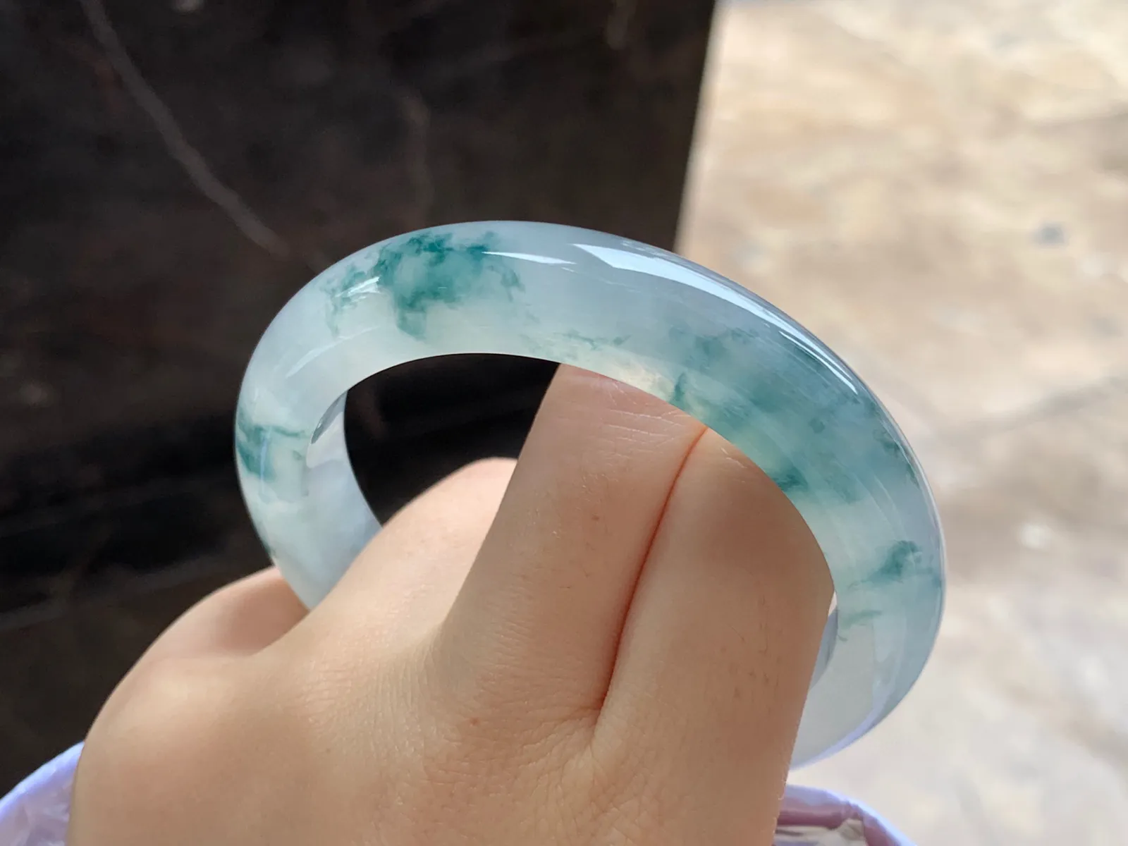 冰种飘花手镯
尺寸：56.4-12.2-9.3mm
冰味十足～飘花浓郁