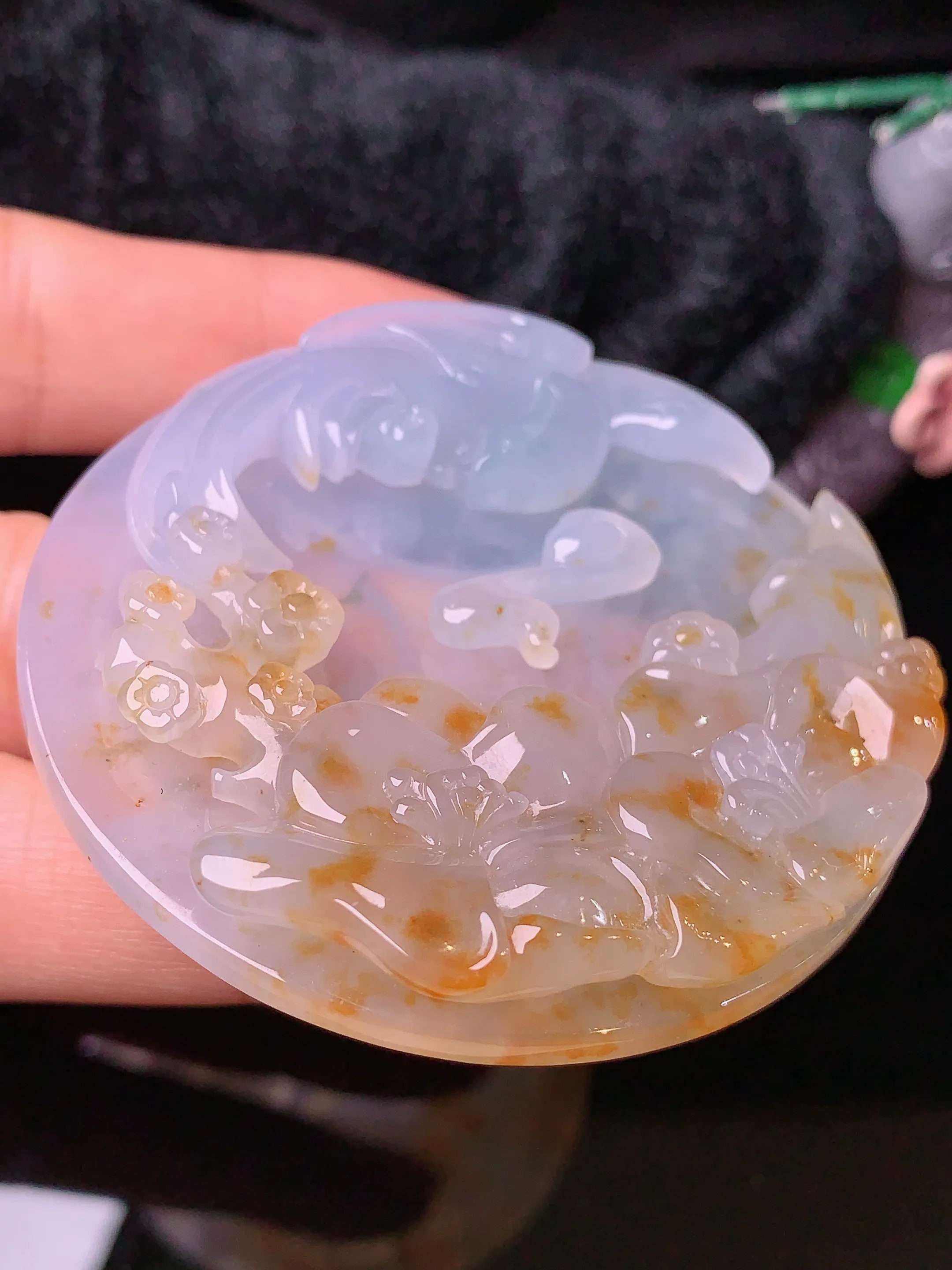 飘红翡梅花牌吊坠 玉质细腻 色泽艳丽 整体尺寸85*8.5