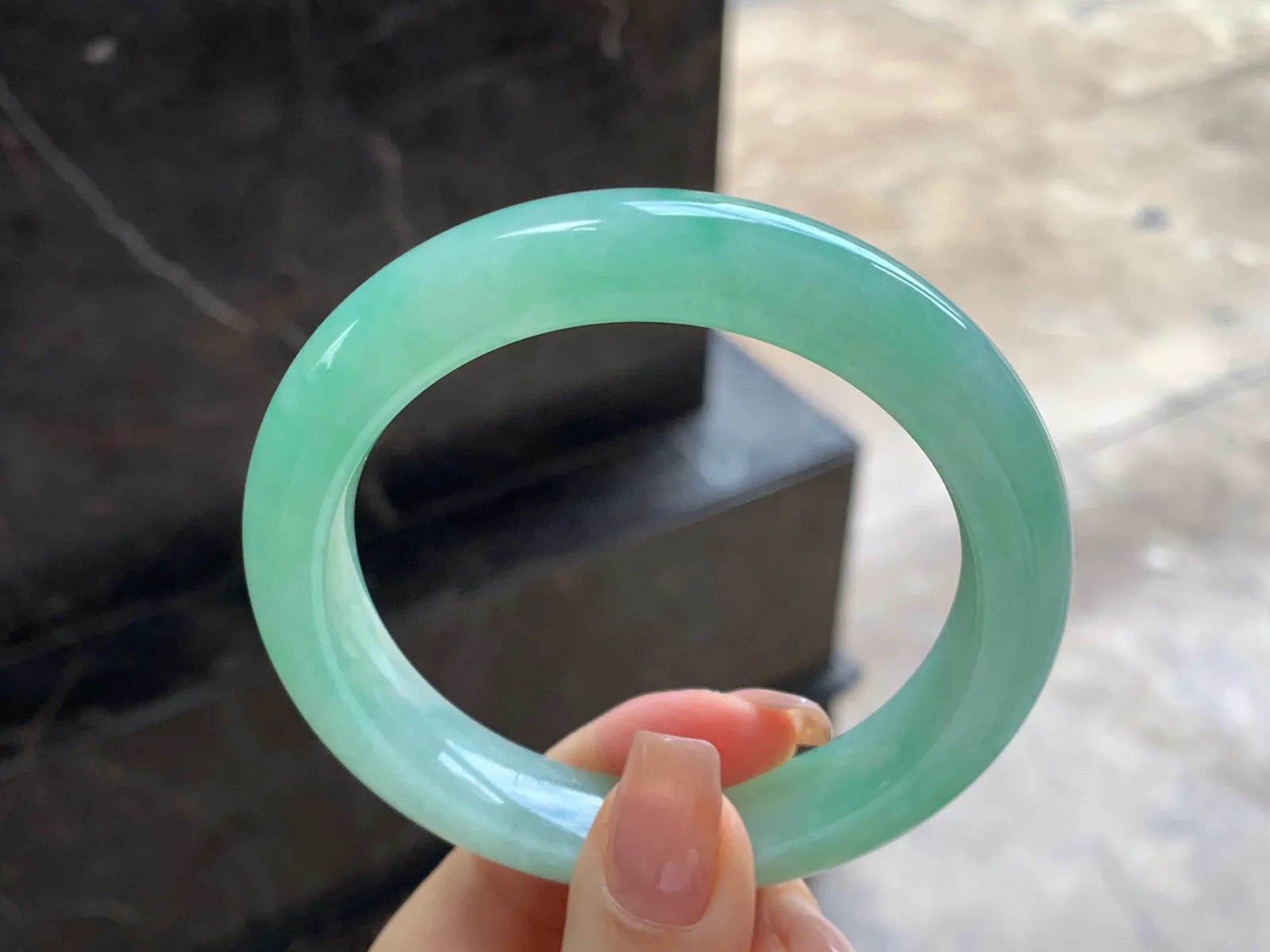 带色手镯
尺寸：58.7-12-9.9mm
底子细腻干净～有种有色 上手好看 性价比哦