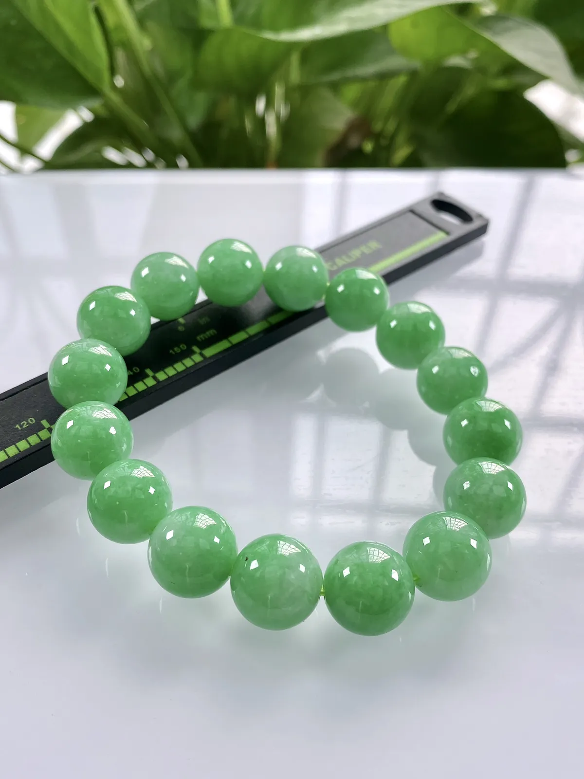 缅甸天然翡翠A货，卡13冰润满绿豆阳绿圆珠手串手链，尺寸：13mm/16颗，重量：56.92g