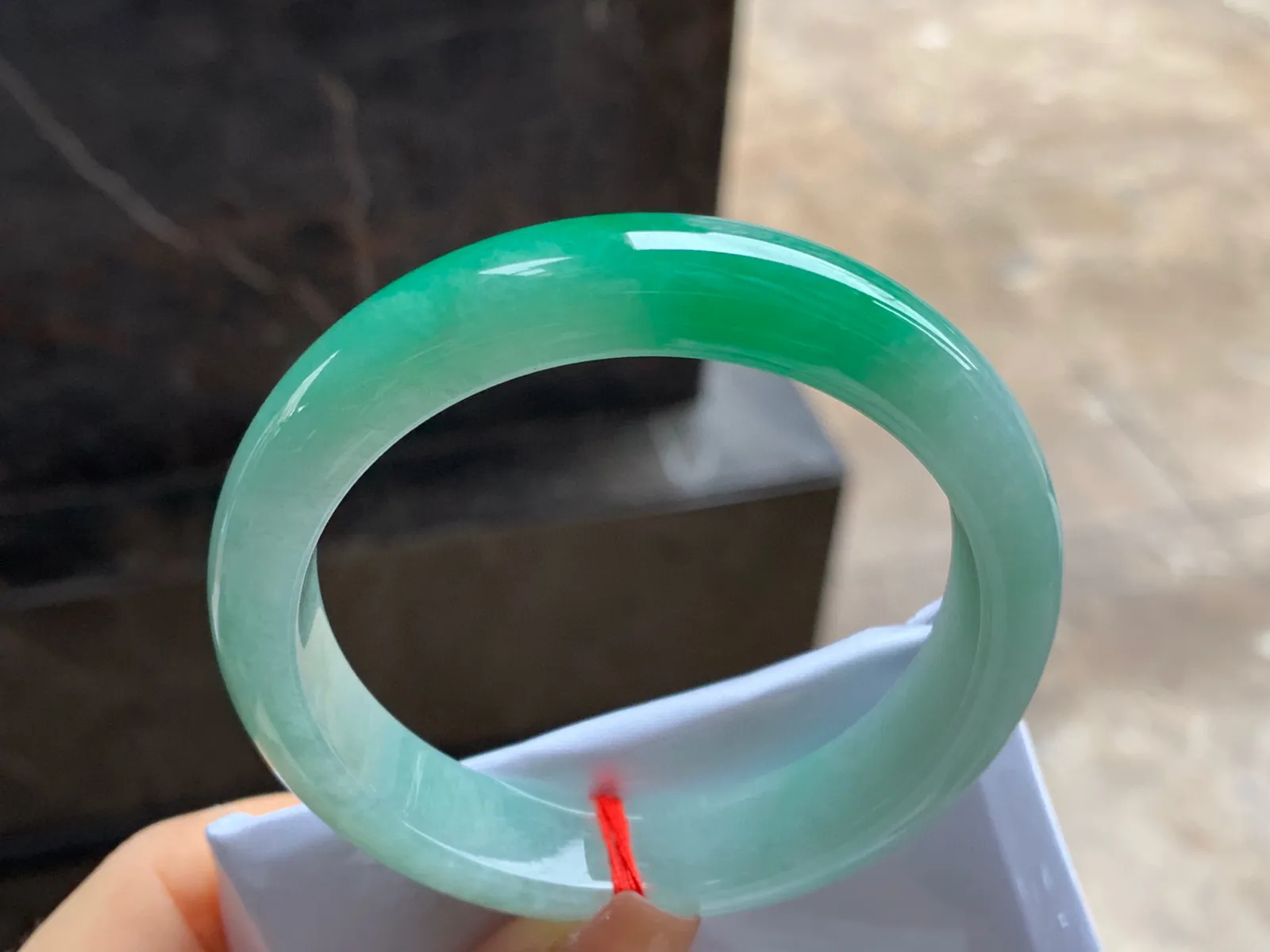 辣绿色手镯
尺寸：55-12.3-8.3mm
肉质细腻干净～一段绿色浓郁漂亮