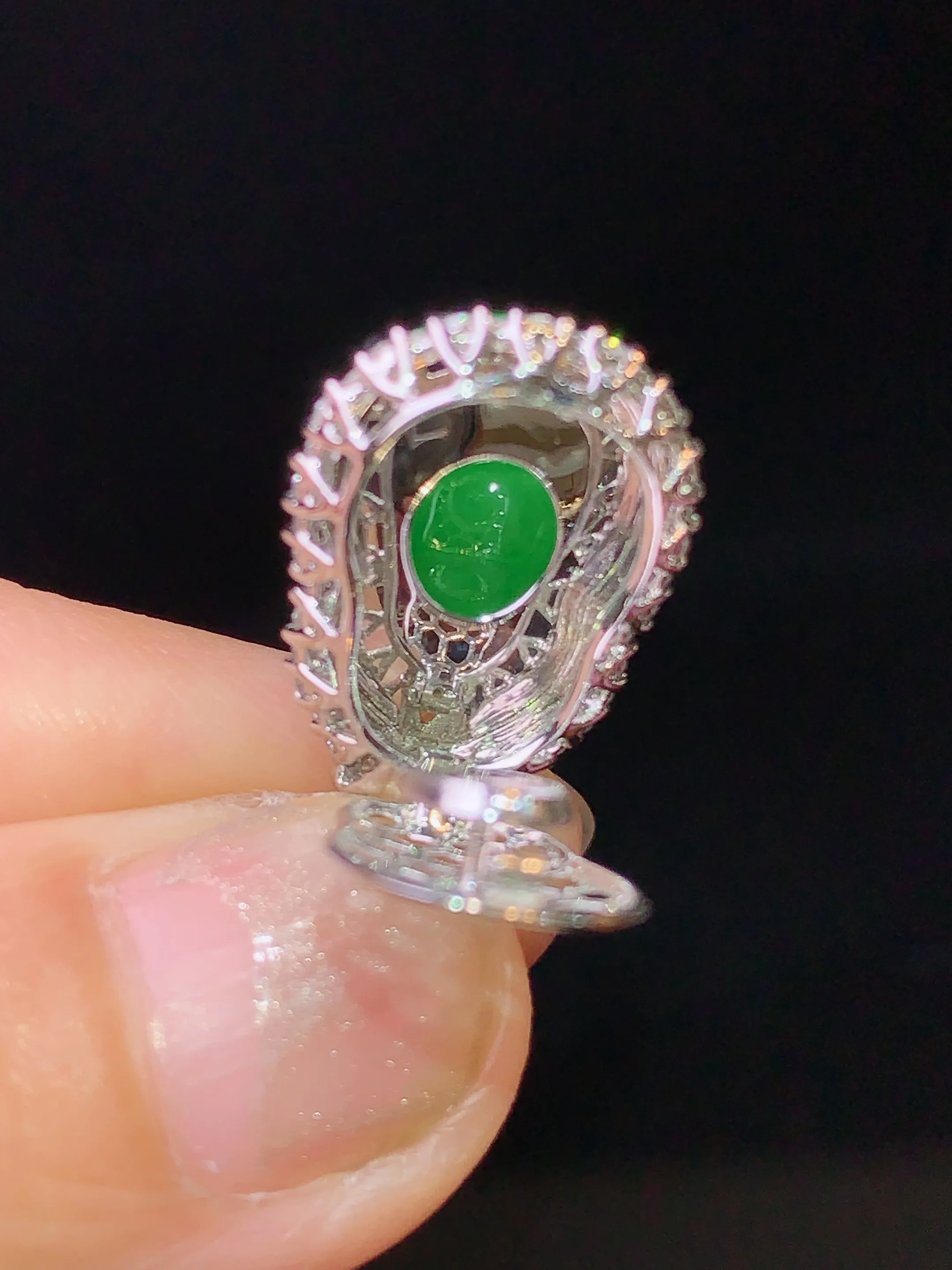 18k金钻镶嵌满绿葫芦吊坠 玉质细腻 色泽艳丽 整体尺寸25*13.1*9.3