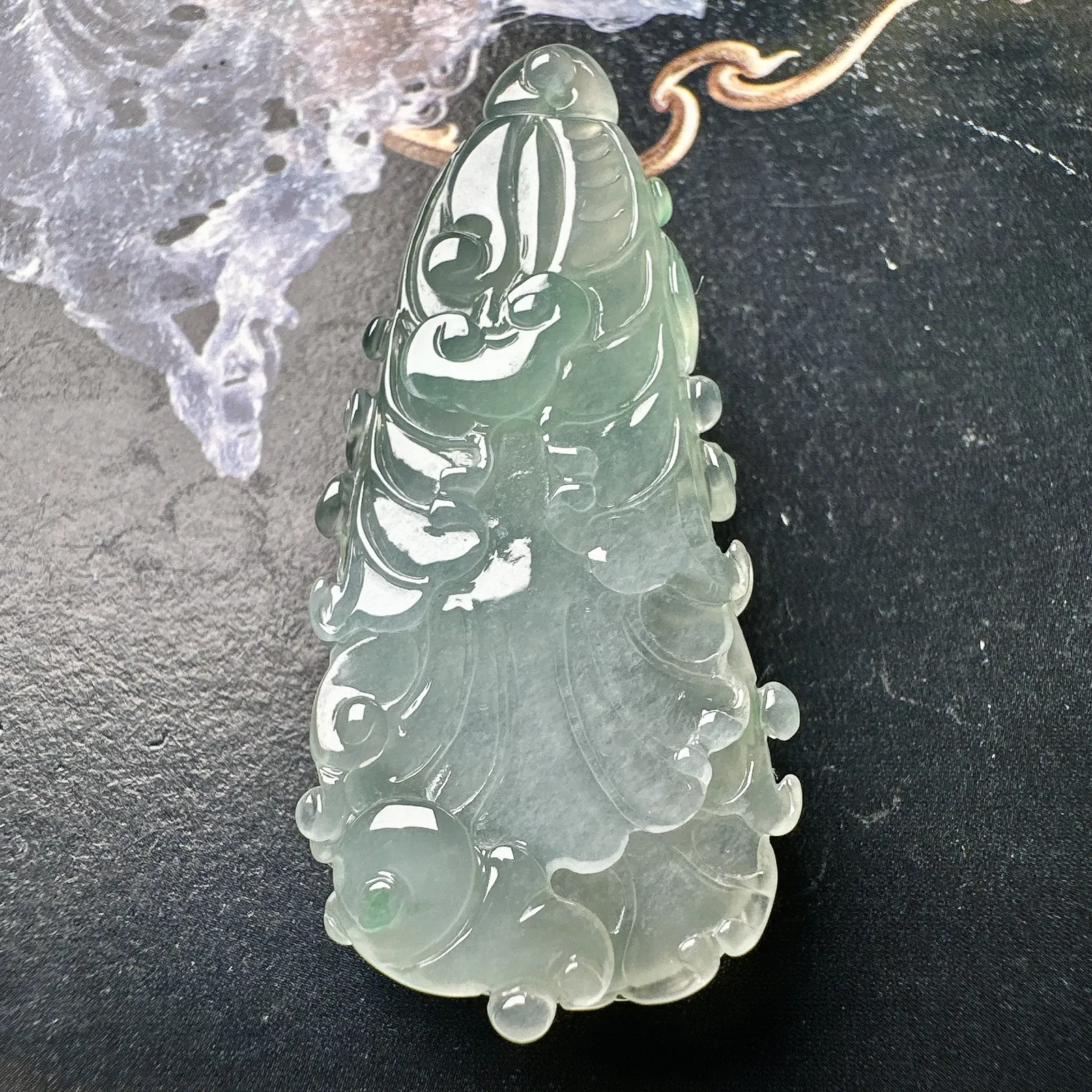 【冰种飘绿白菜】冰感强烈，质地细润通透，起胶。雕琢得很有立体感，品质上佳