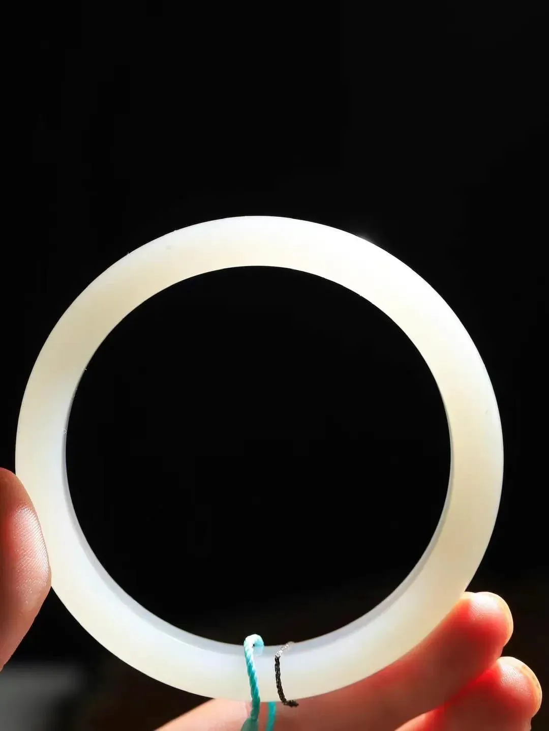 （一见倾心.手镯）

精品和田玉手镯，玉质温润细腻 油性十足 手感舒适，高华雅逸，线条流畅，简约大气，美自天成，素雅高贵。佩戴于腕间，婉约之美，举手投足间透出那低调奢华。重53.8克  尺寸63.5-11.4-8.4mm FDL-7960200