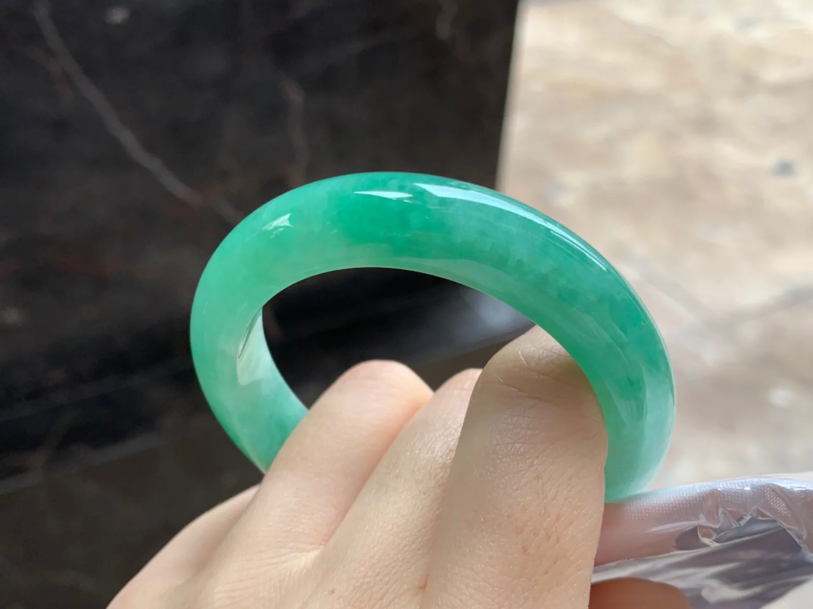 满色贵妃镯
尺寸：55-12-8.2mm
颜色整圈均匀正圈52 53可以戴～
