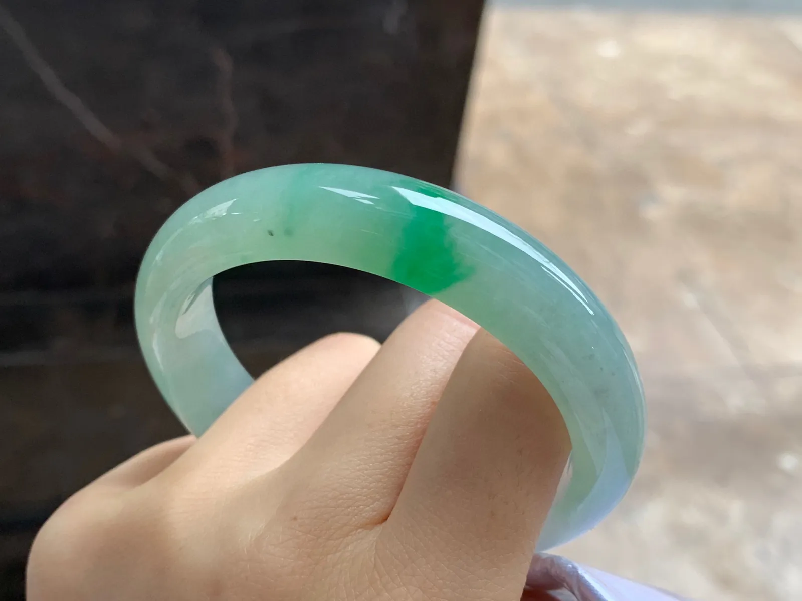 带色手镯
尺寸：56.8-13.5-8.8mm
有种有色～绿色点缀上手好看