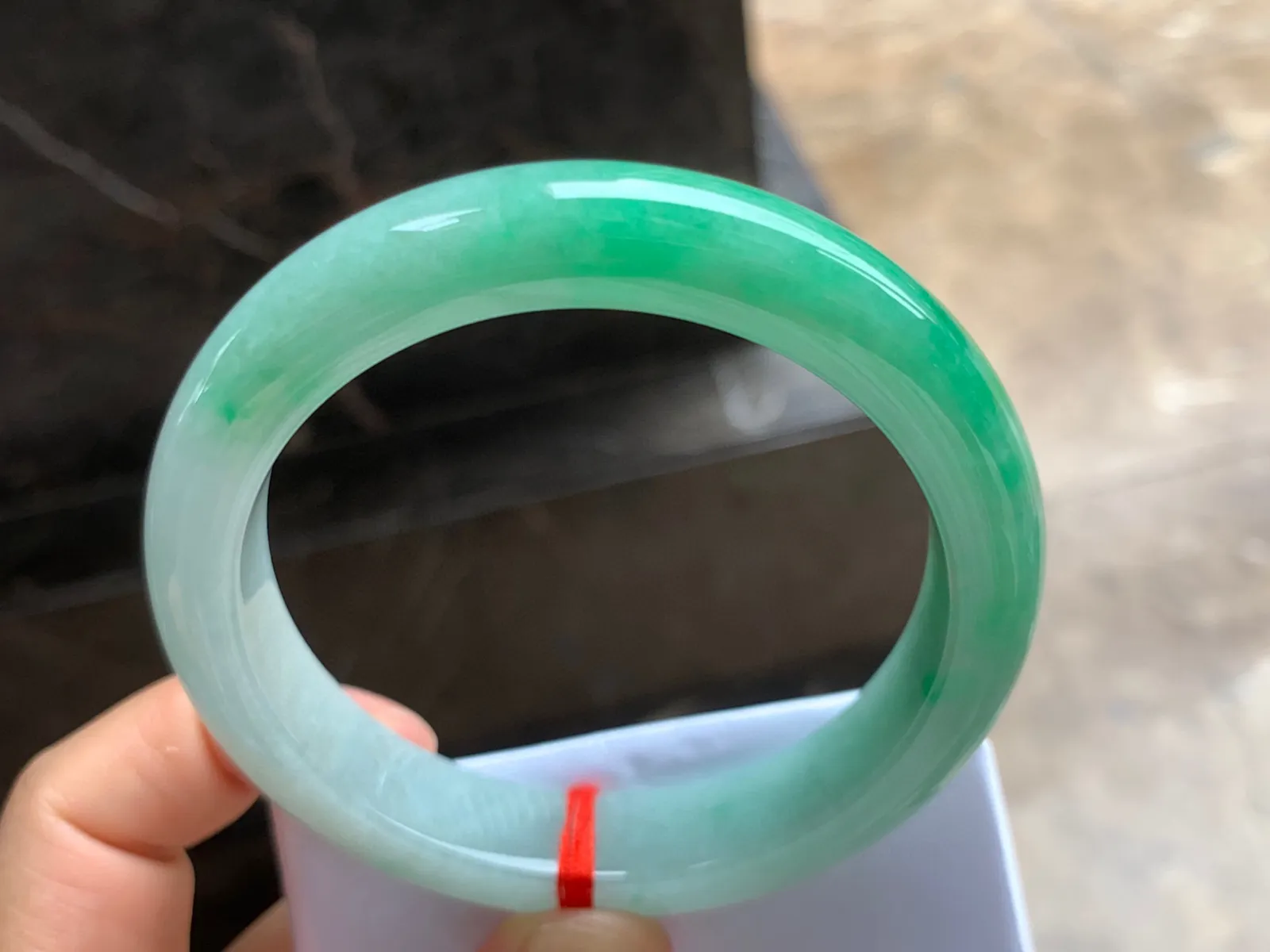 58.5-12-9mm
带色手镯 底子细腻 颜色辣绿