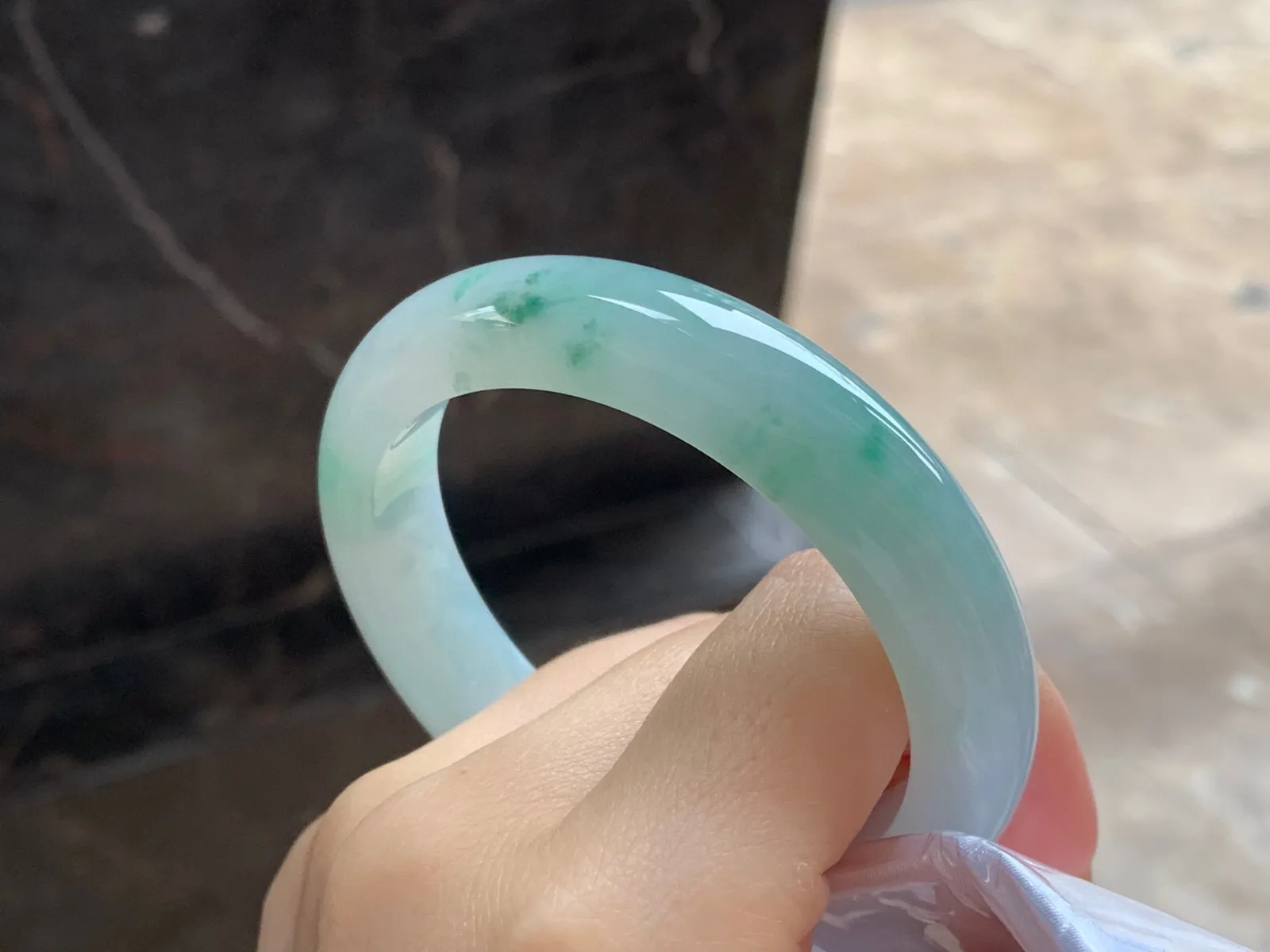 飘花手镯
尺寸：54.8-12.6-8.5mm
肉质细腻干净～水润清秀