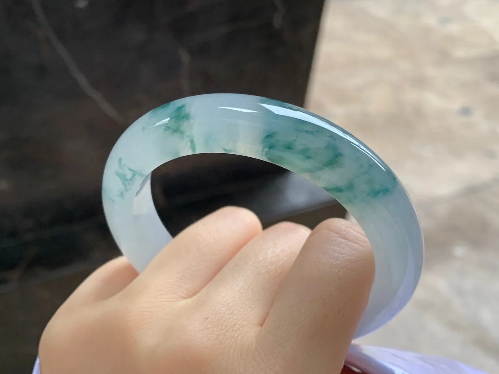 冰种飘花手镯
尺寸：56.2-12.1-9.3mm
冰味十足～飘花浓郁