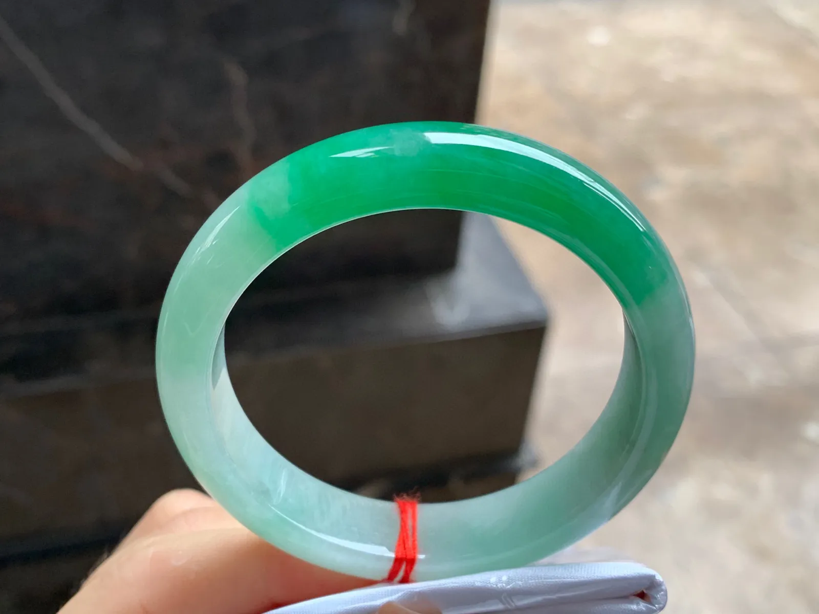辣绿色手镯
尺寸：55-12.3-8.3mm
肉质细腻干净～一段绿色浓郁漂亮