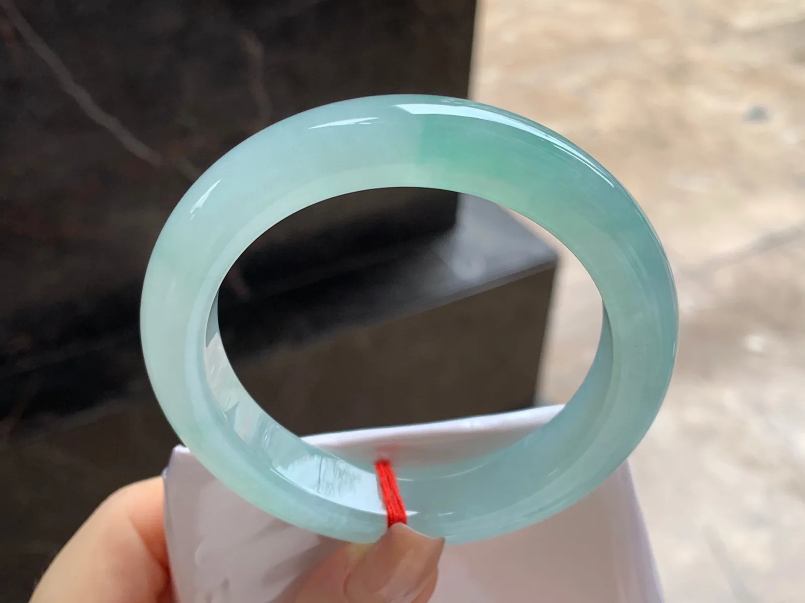 冰晴绿手镯
尺寸：55.6-12-9.5mm
种水好 条形厚实 甜甜的底色 气质