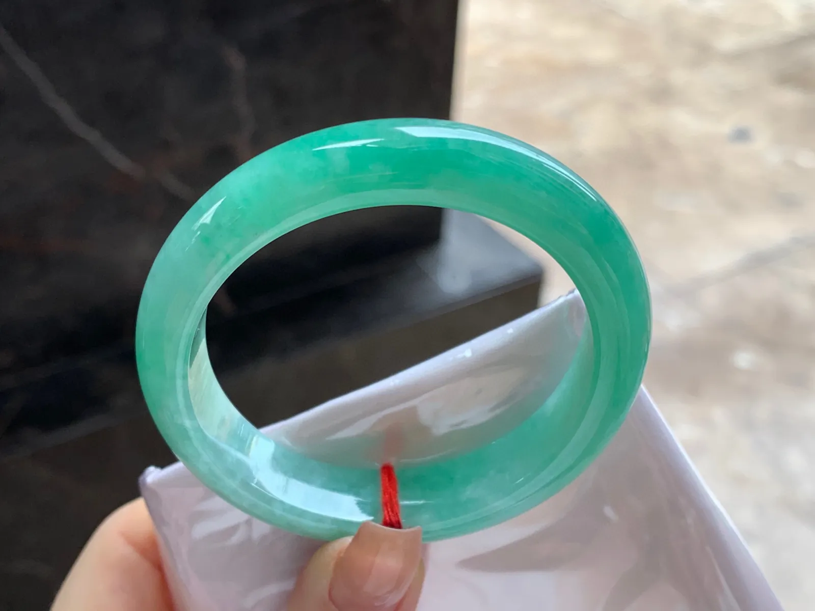 满色贵妃镯
尺寸：55-12-8.2mm
颜色整圈均匀正圈52 53可以戴～