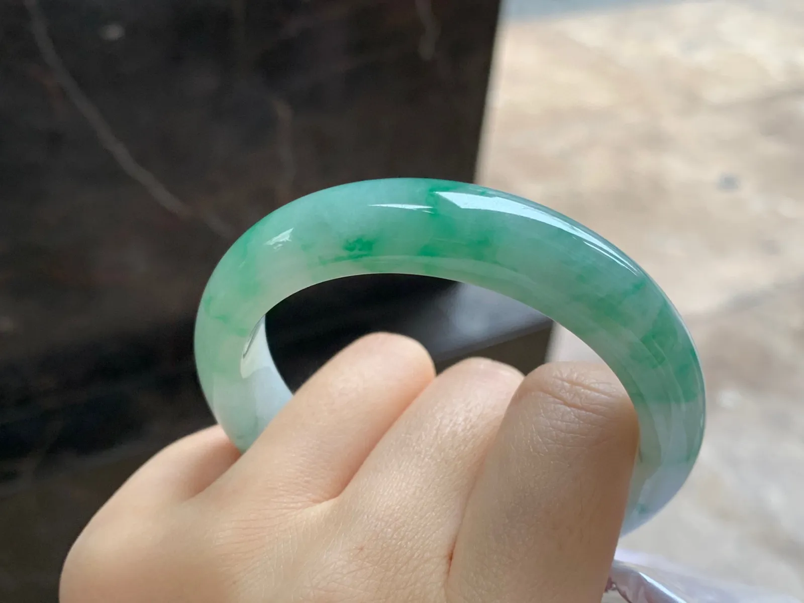 带色手镯
尺寸：53-12.1-7.8mm
底子细腻干净～绿花