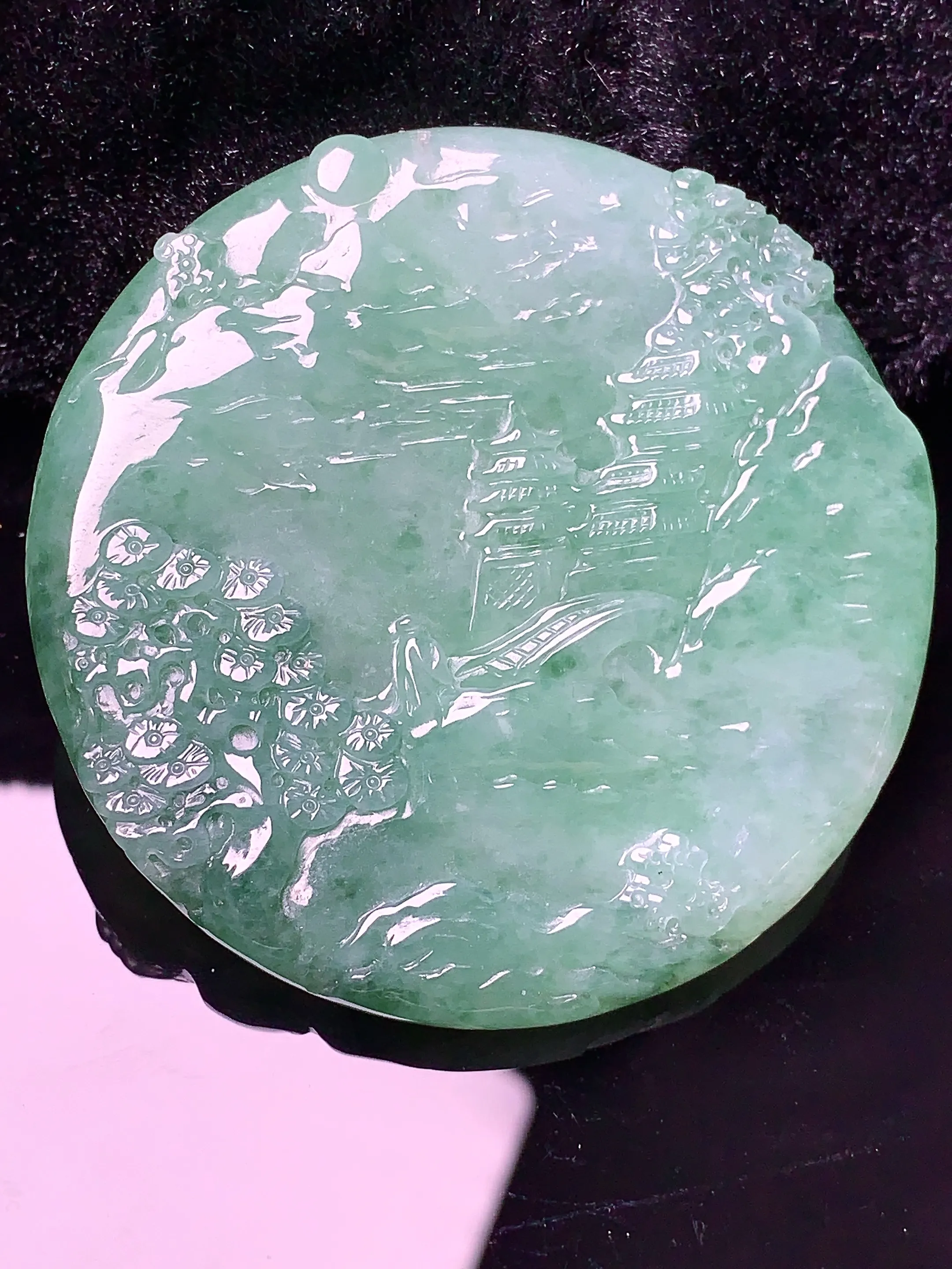 飘绿山水牌吊坠 玉质细腻 色泽艳丽 整体尺寸55*5.6