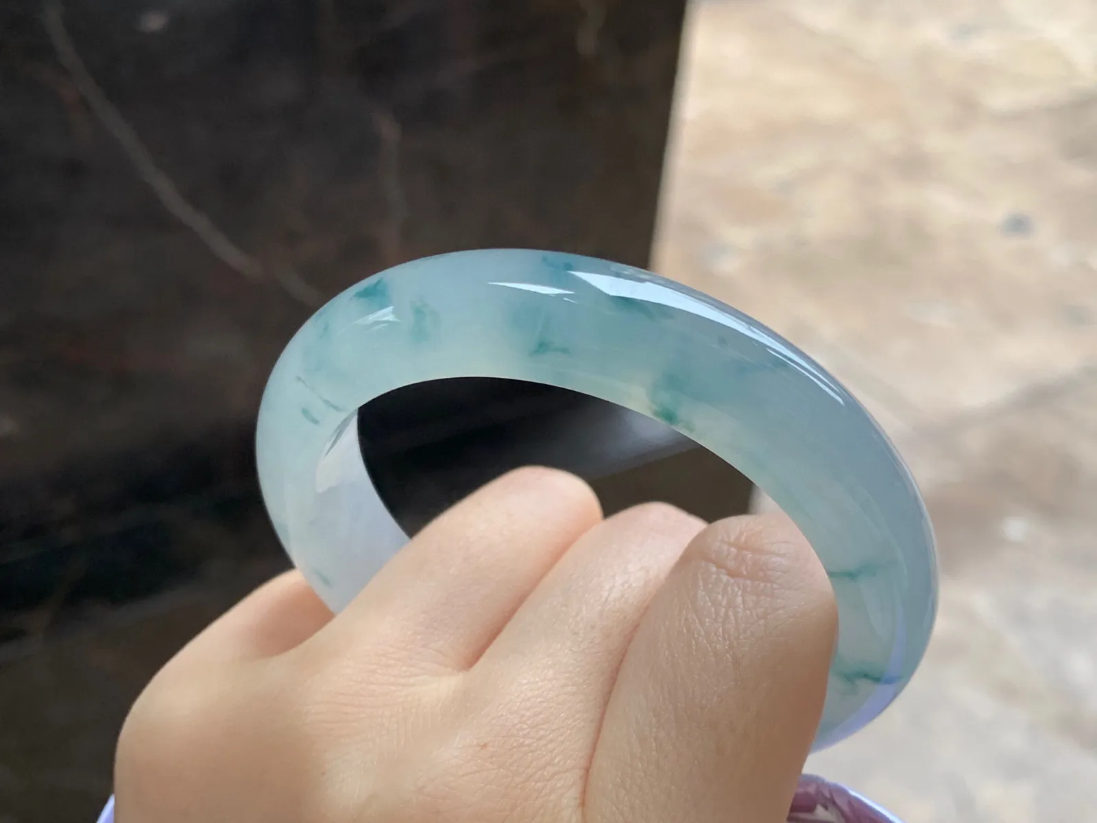 冰种飘花手镯
尺寸：54.5-12.7-8.5mm
种水好 胶胶润润的料子